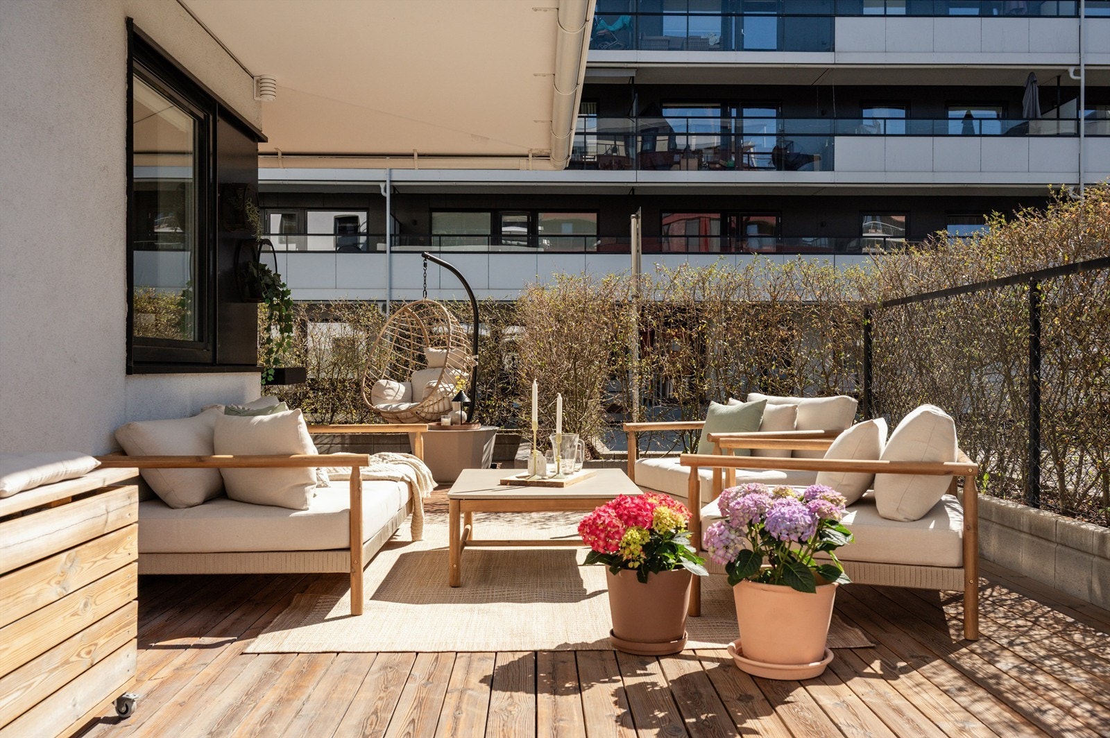 Terrassen kan med enkelhet deles i forskjellige soner, og her kan man invitere venner og familie på grillfest uten å bekymre seg for plassmangel! Galleribilde