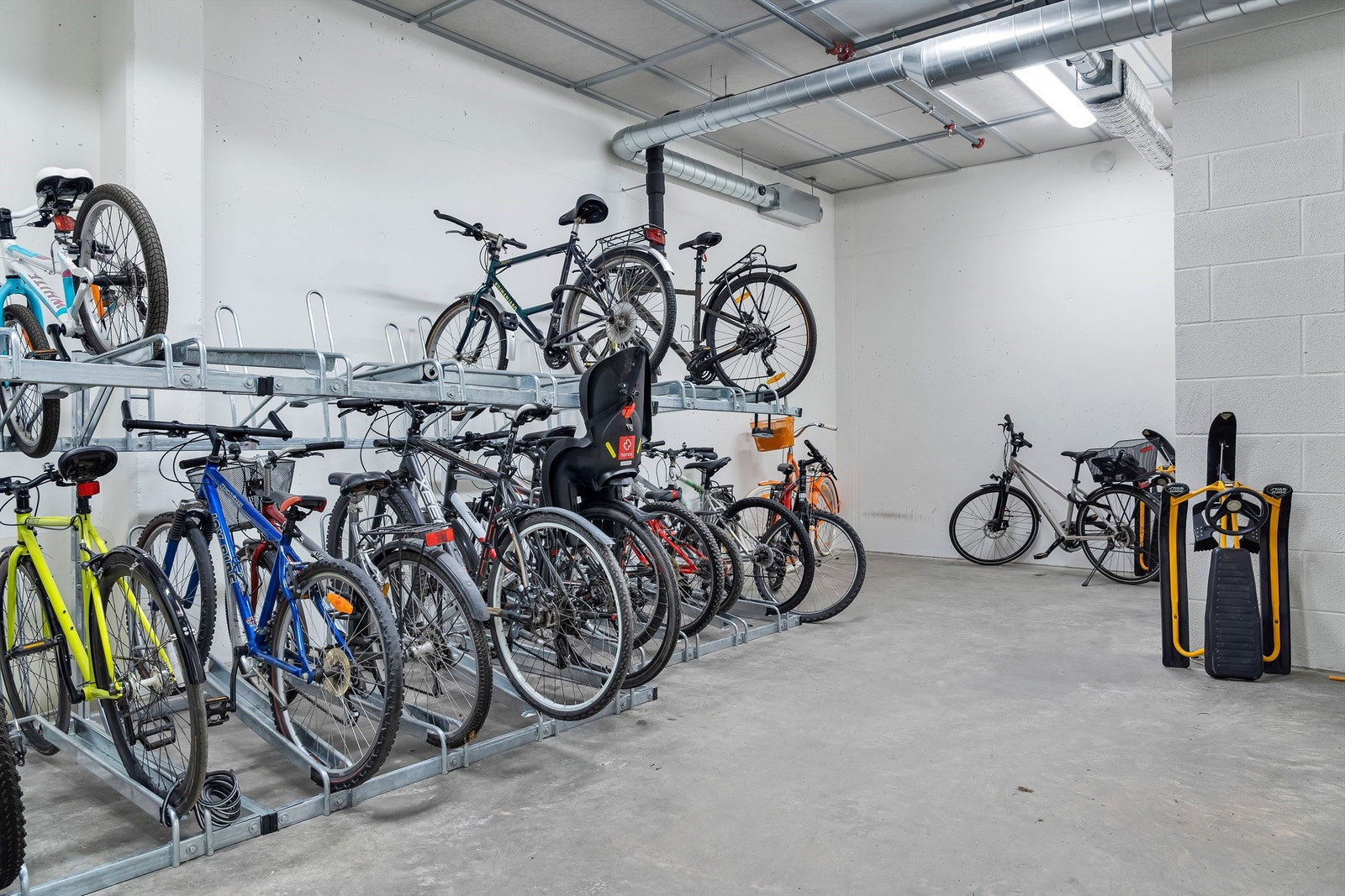 Felles sykkelparkering i garasjen Galleribilde