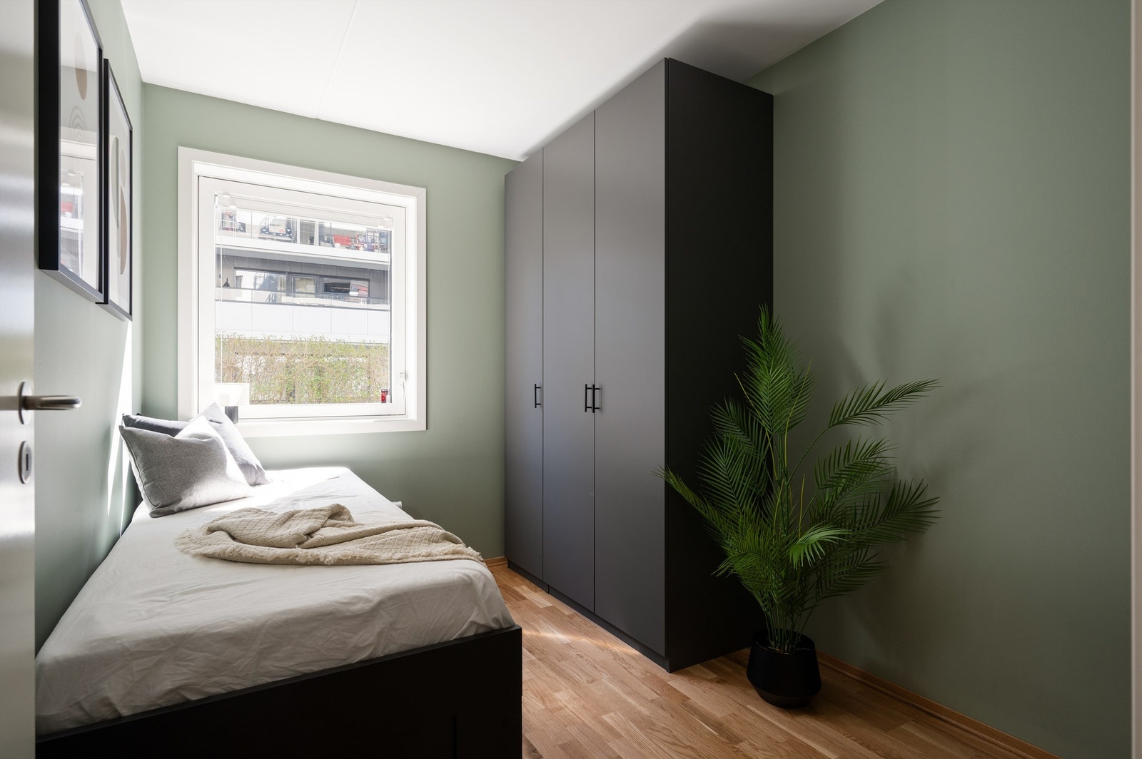 Det andre soverommet er også romslig med plass til både seng, skrivebord og garderobe Galleribilde
