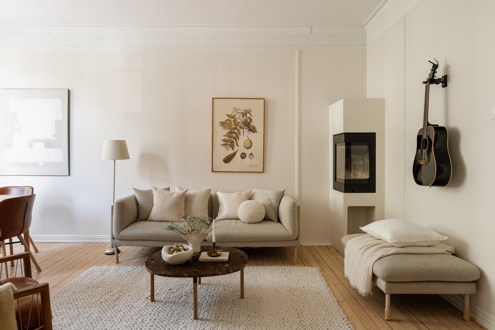 Den separate stuen er lys og romslig og har god plass til både sofagruppe og spisebord. Galleribilde