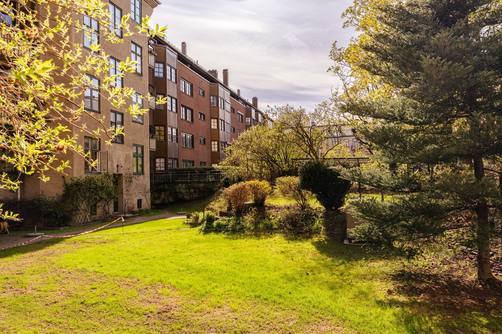 Den lune atmosfæren skapes av omkringliggende bygårder med sjarmerende fasader og klatreplanter som gir både privatliv og karakter. Galleribilde