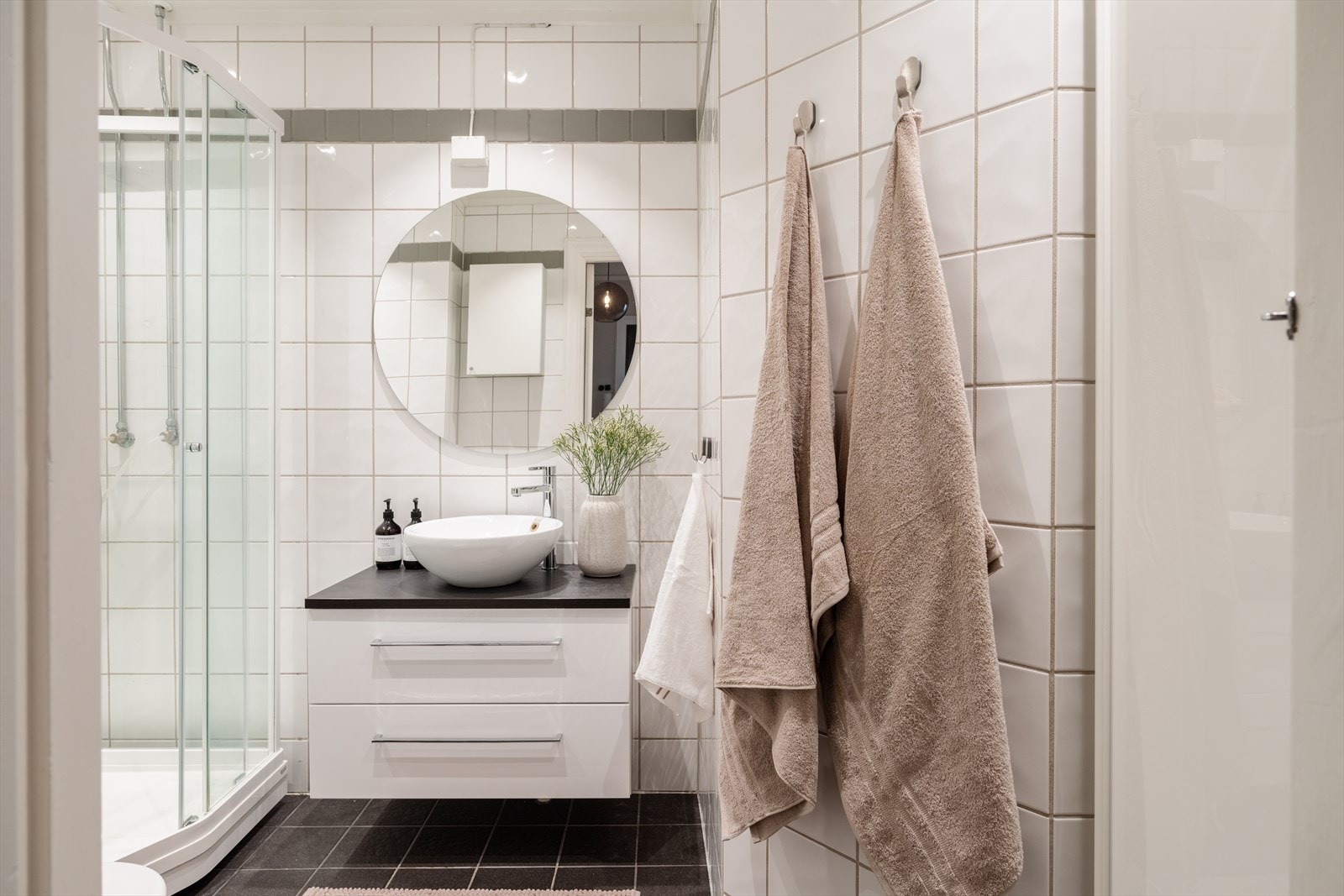 Badet er lyst og funksjonelt, innredet med servant med underskap, toalett og dusjkabinett, samt opplegg for vaskemaskin. Galleribilde
