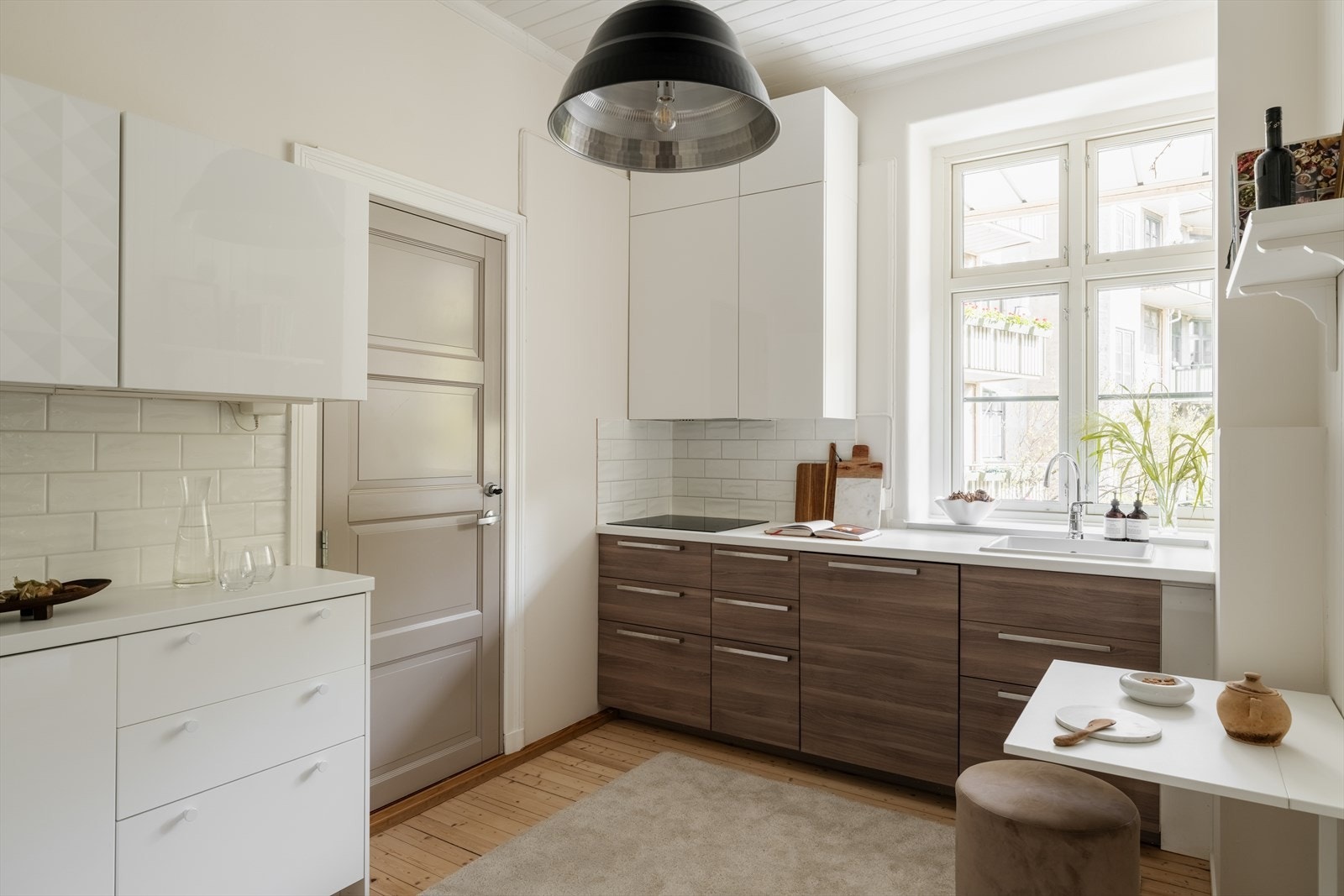 Kjøkkenet er et separat rom med en praktisk og funksjonell innredning med glatte fronter og slitesterk laminatbenkeplate. Galleribilde