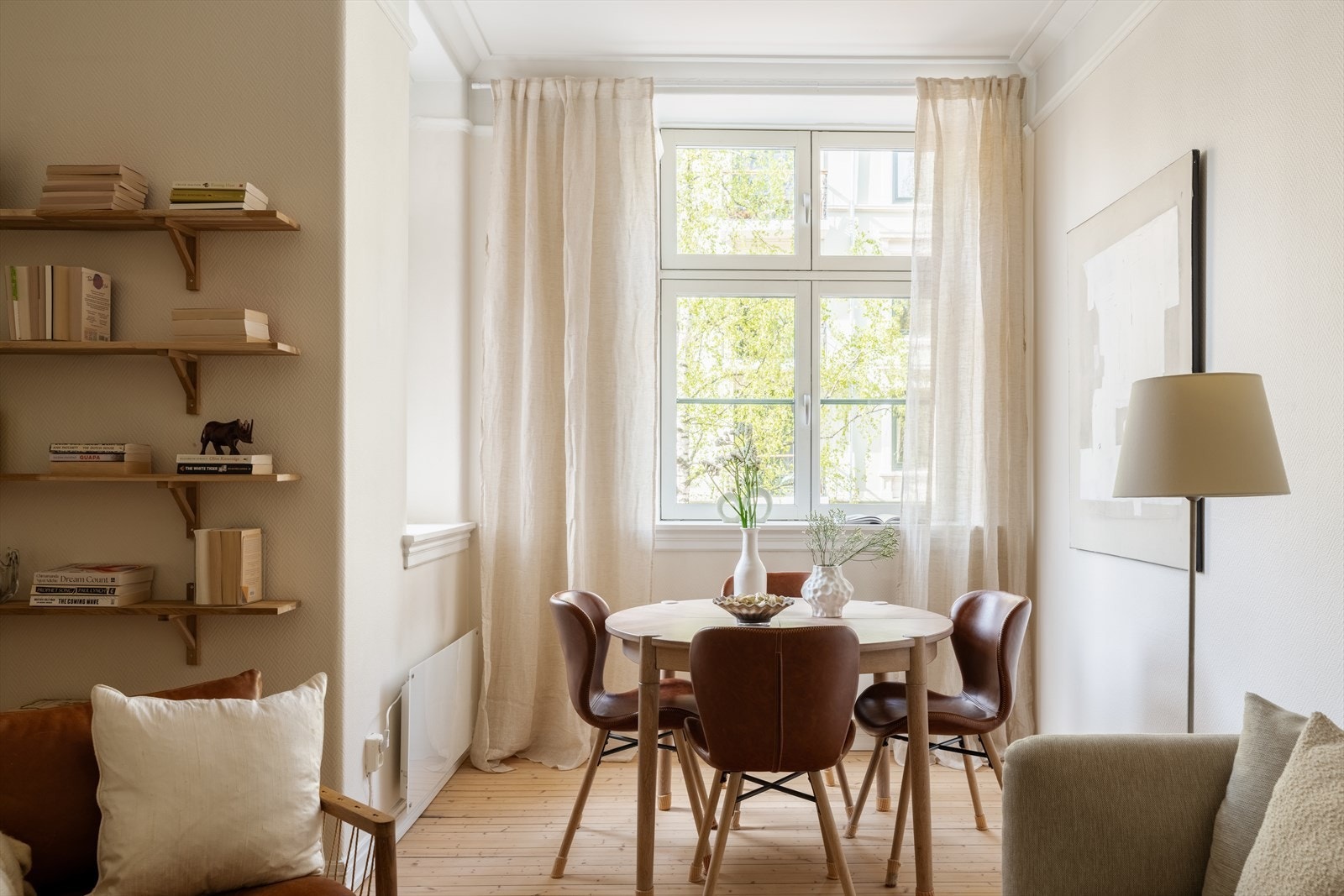 Spisebordet har en naturlig plassering ved vinduet, med godt lysinnslipp. Galleribilde