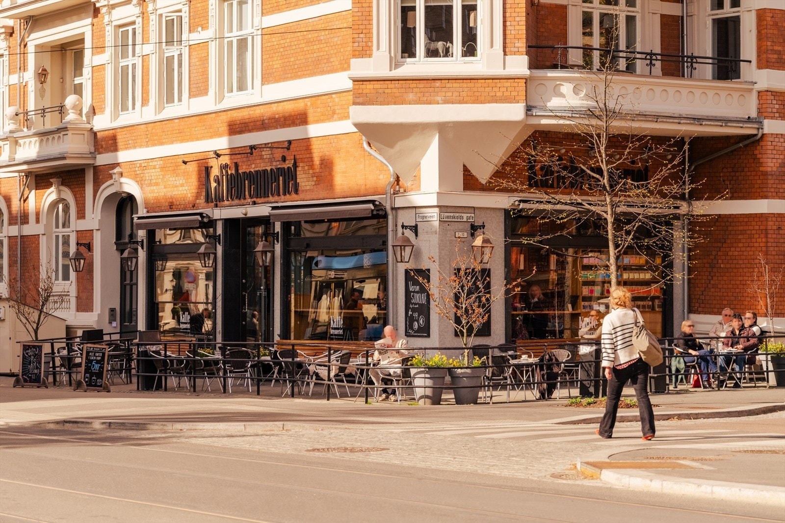 Området byr på et rikt utvalg av servicetilbud, med dagligvarebutikker, vinmonopol, post og populære bakerier/kafeer. Galleribilde