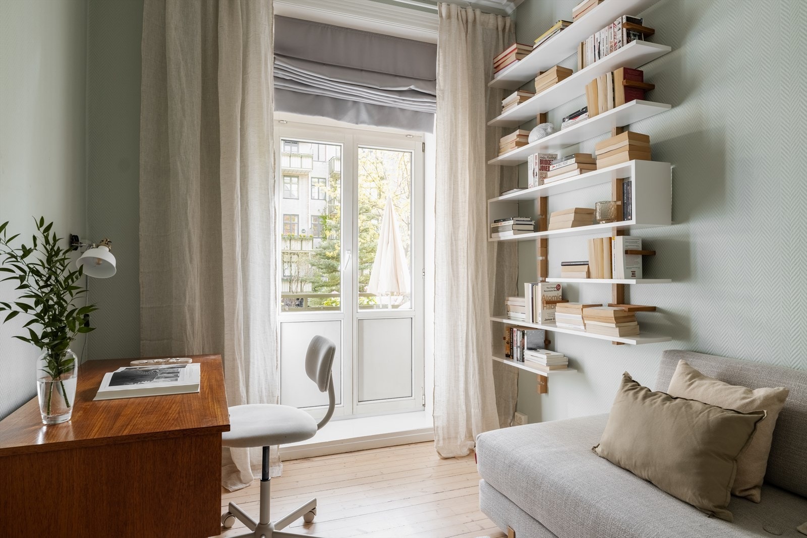 Fra dette rommet er det direkte utgang til balkongen, som ligger vendt mot en stille bakgård. Galleribilde
