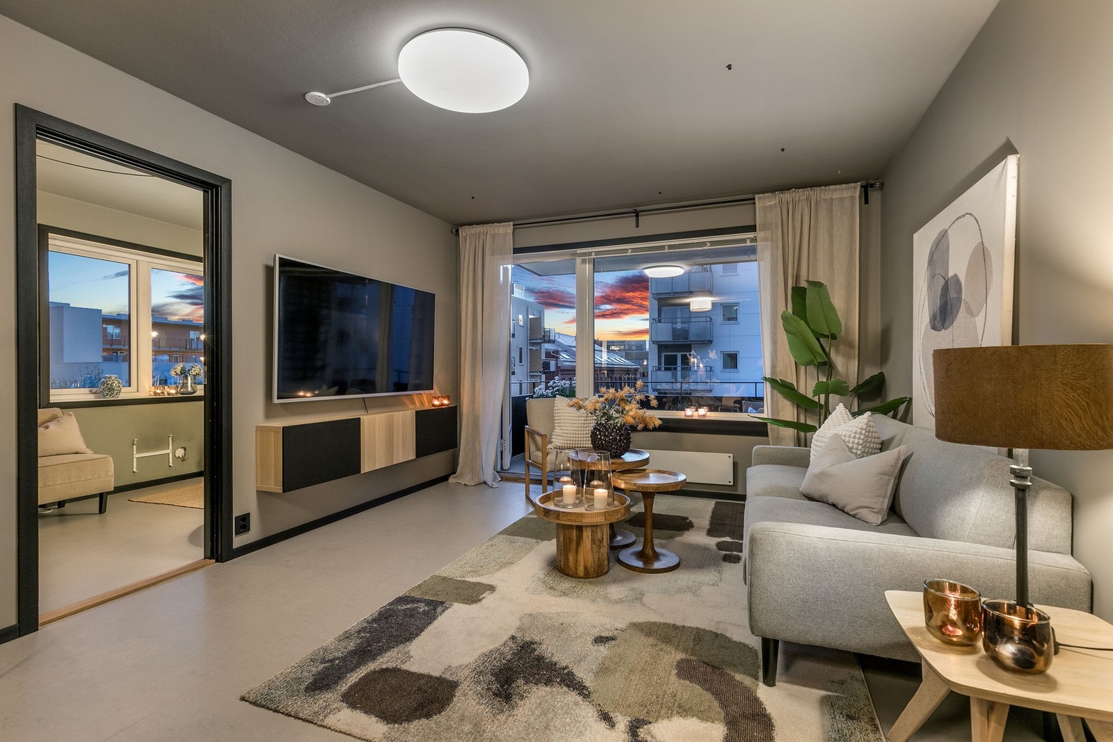 Meget innbydende stue med vinylfliser på gulv og vegger malt i tidsriktig farge. Galleribilde