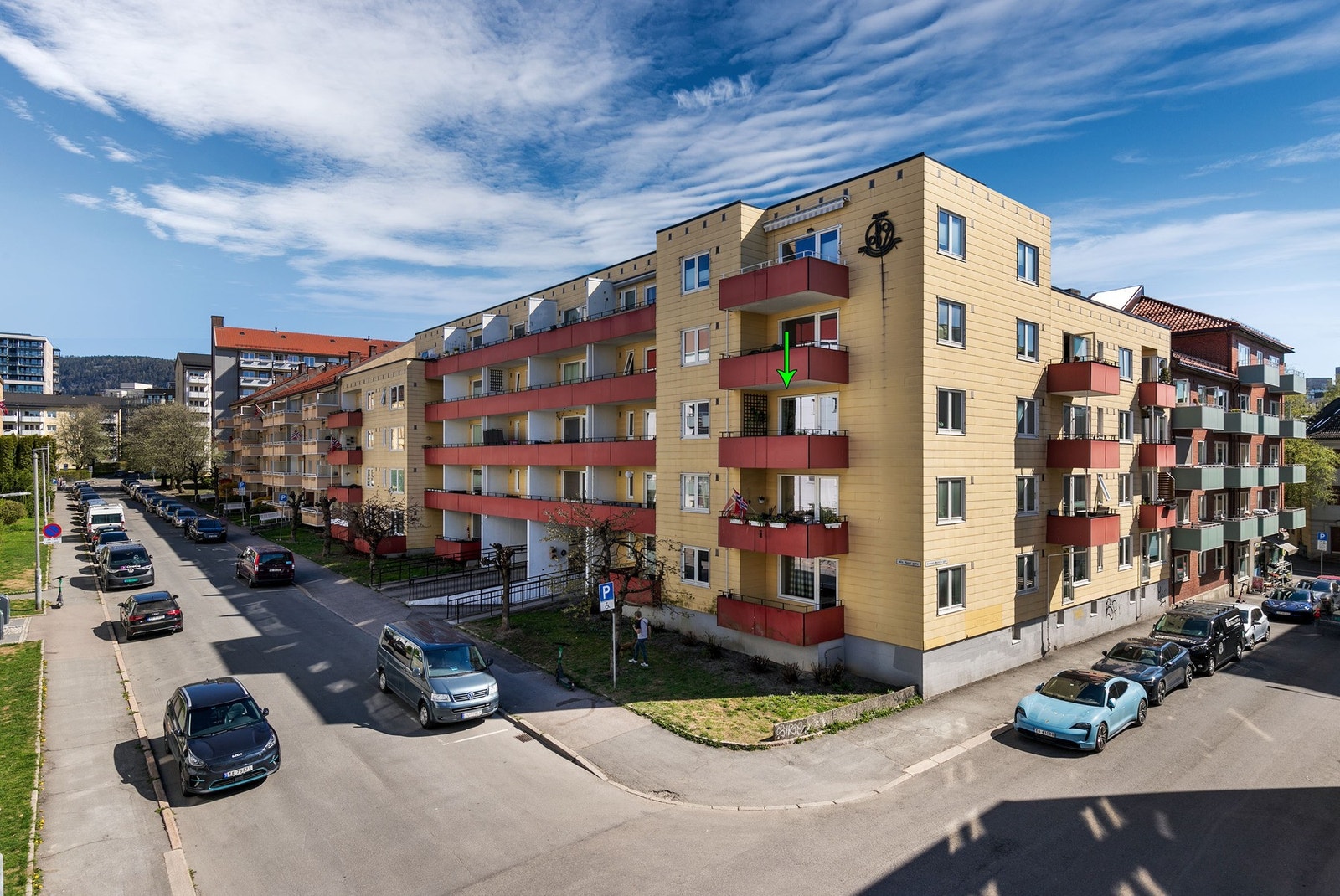 Attraktiv internbeliggenhet på hjørnet av bygget, i 3. etg. Mulighet for leie av garasjeplass etter venteliste. Galleribilde