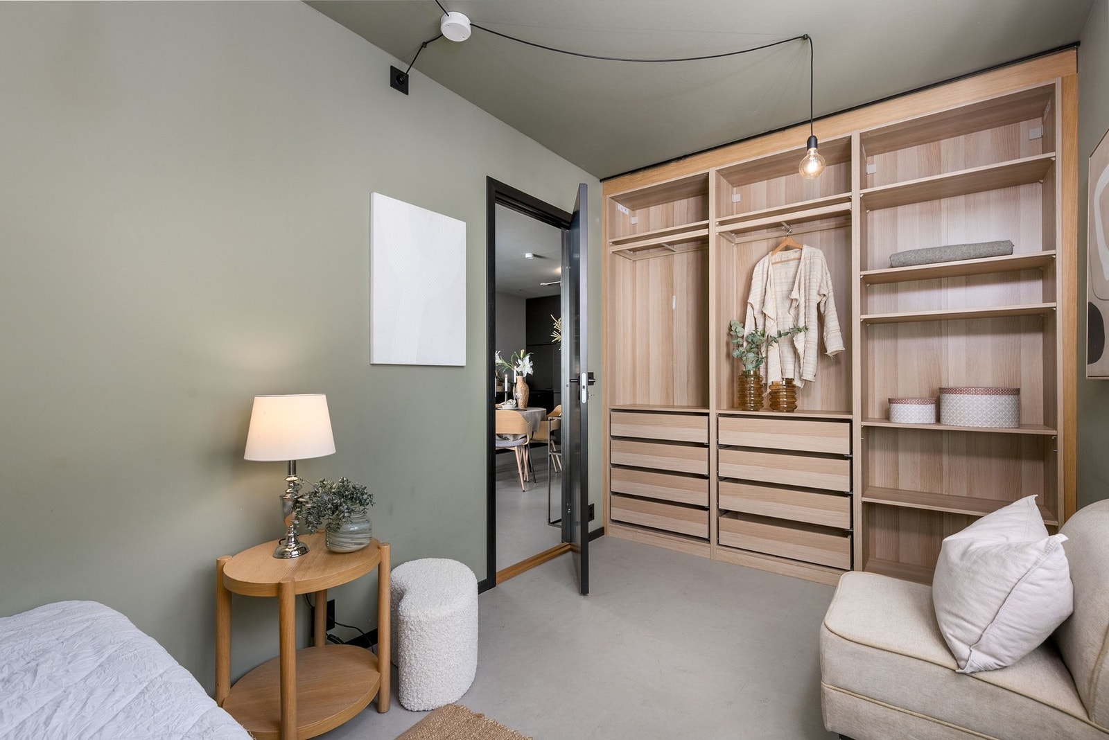 Plassbygget gardeorbeskap på soverom Galleribilde