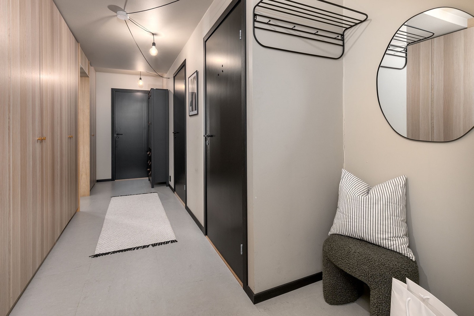 Lys og trivelig entré med vinylfliser på gulv og tidsriktige farger på vegger. Galleribilde