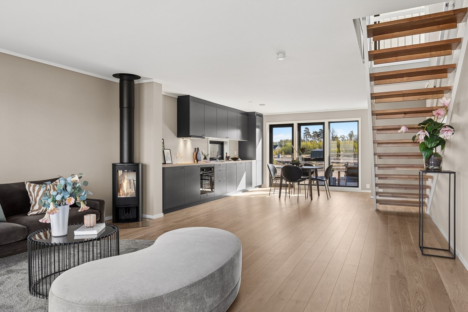 Store oppholdsrom og flott lys innslipp fra tre sider Galleribilde