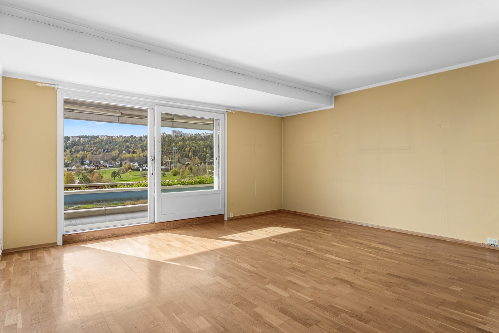 Romslig og lys stue med store vindusflater som slipper inn rikelig med naturlig lys, samt utgang til balkong med fin utsikt. Galleribilde