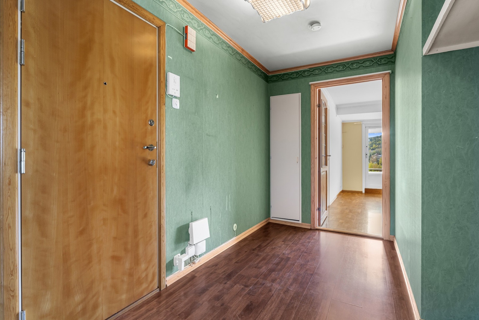 Entré med god plass til oppbevaring og naturlig adkomst til boligens øvrige rom. Galleribilde