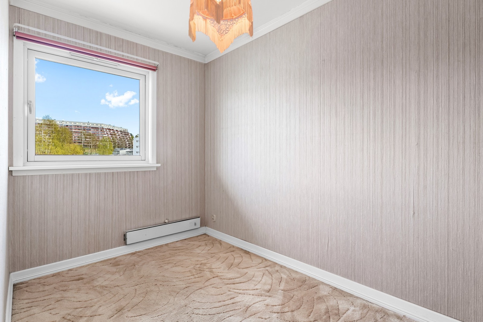 Soverom med vindu som gir naturlig lys og fleksible møbleringsmuligheter. Galleribilde