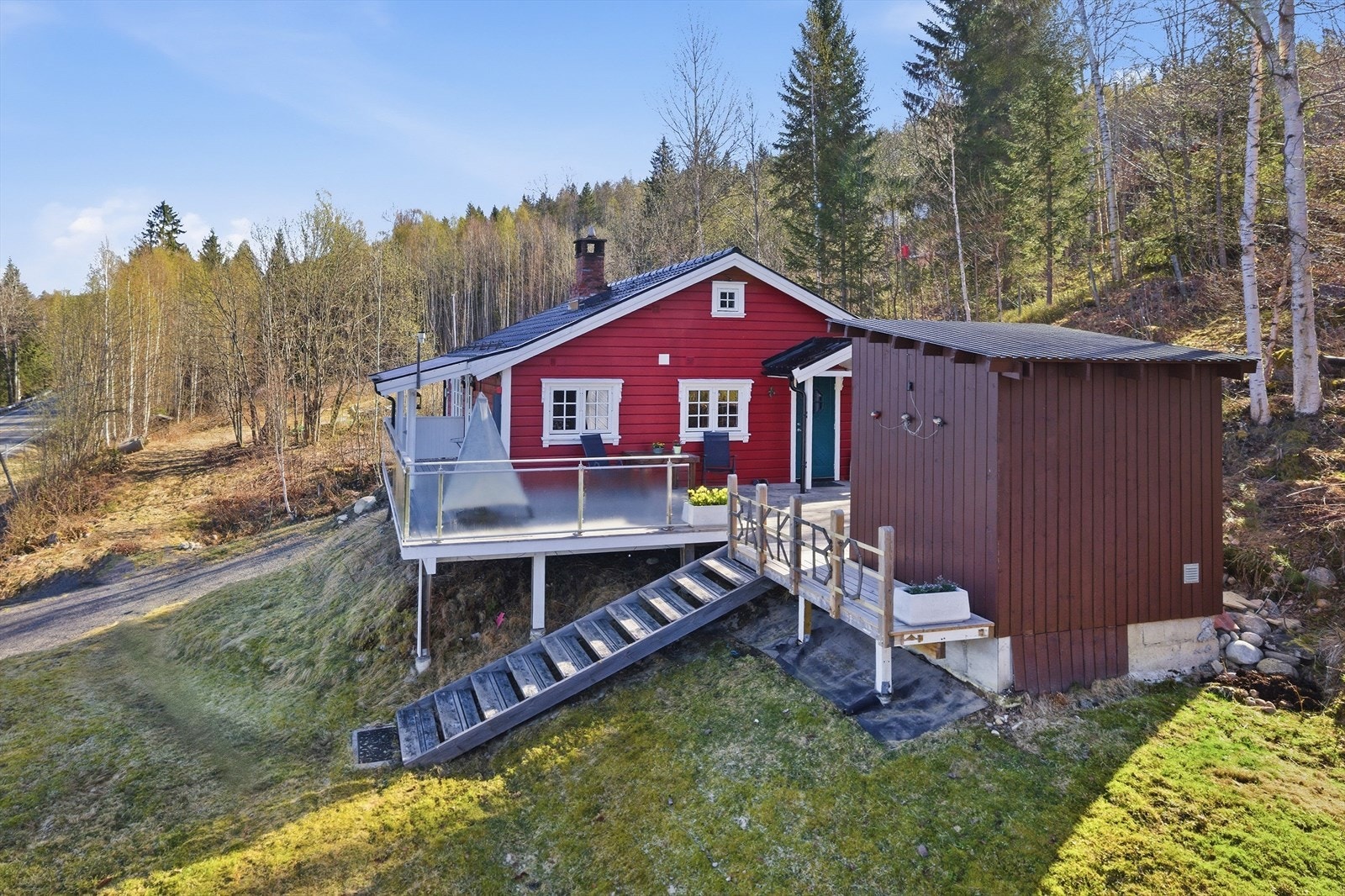 Hytta har en klassisk, rød trekledning og tak tekket med metallplater med taksteinimitasjon fra 2013. Galleribilde