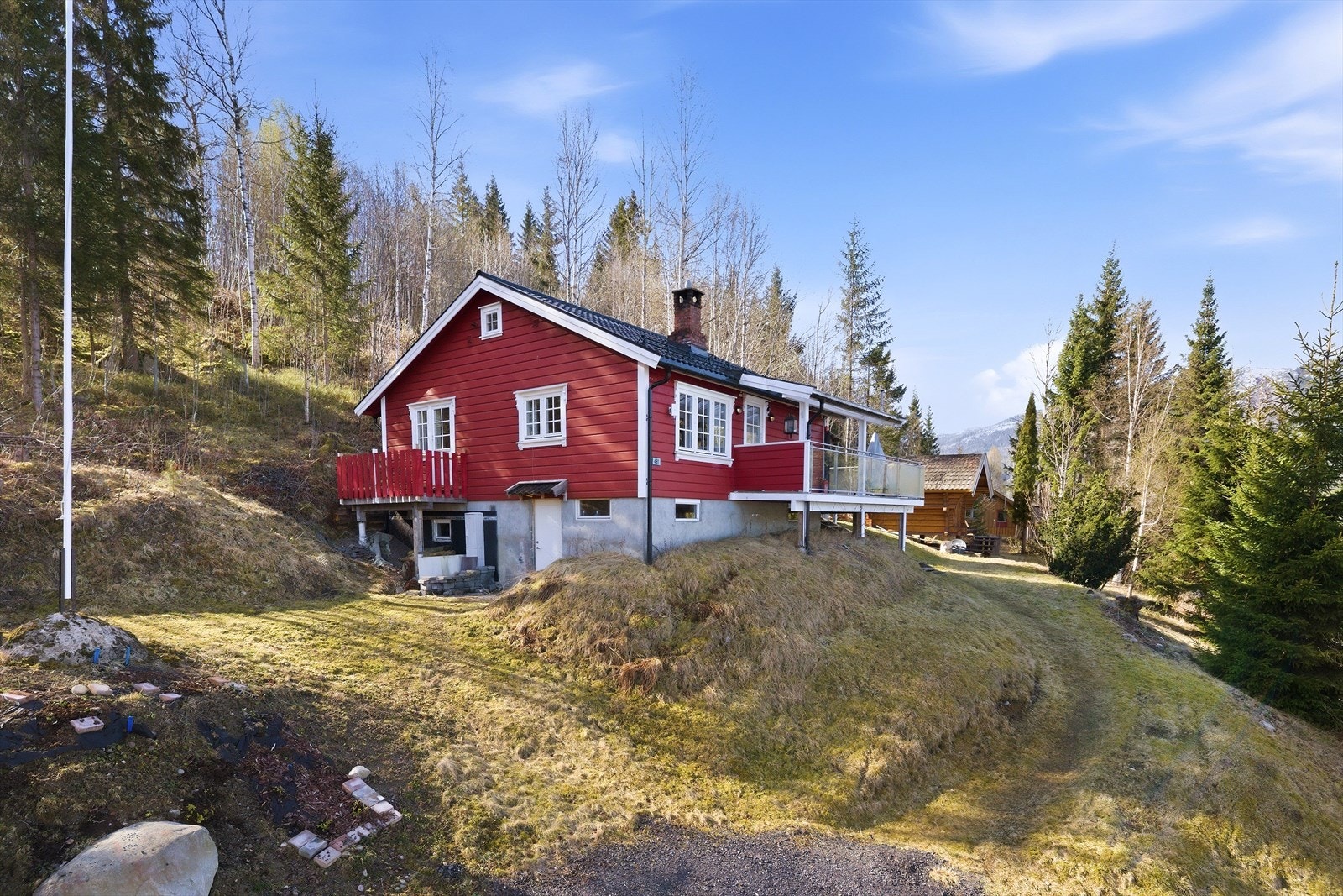 Hytta er betydelig oppgradert, med blant annet tilbygg fra 2013, ny taktekking og nyere vinduer. Ytterveggene er etterisolert. Galleribilde