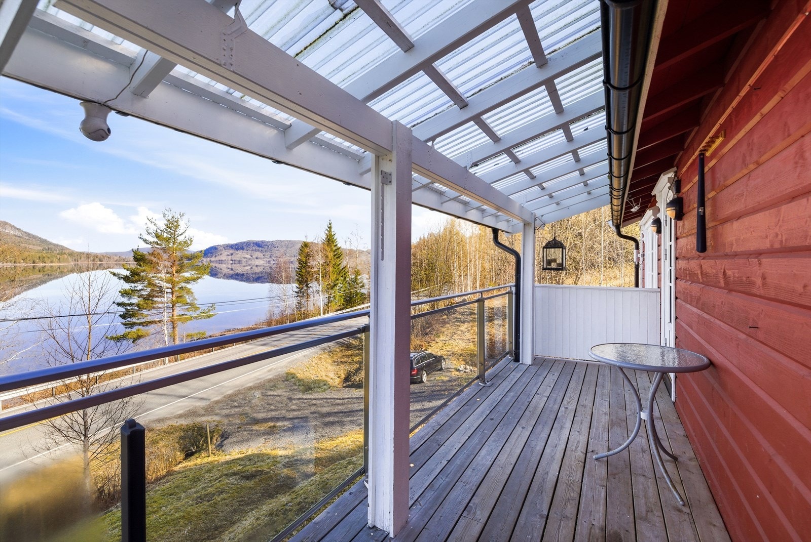 Den overbygde delen av terrassen gir en lun uteplass med utsikt over vannet. Galleribilde