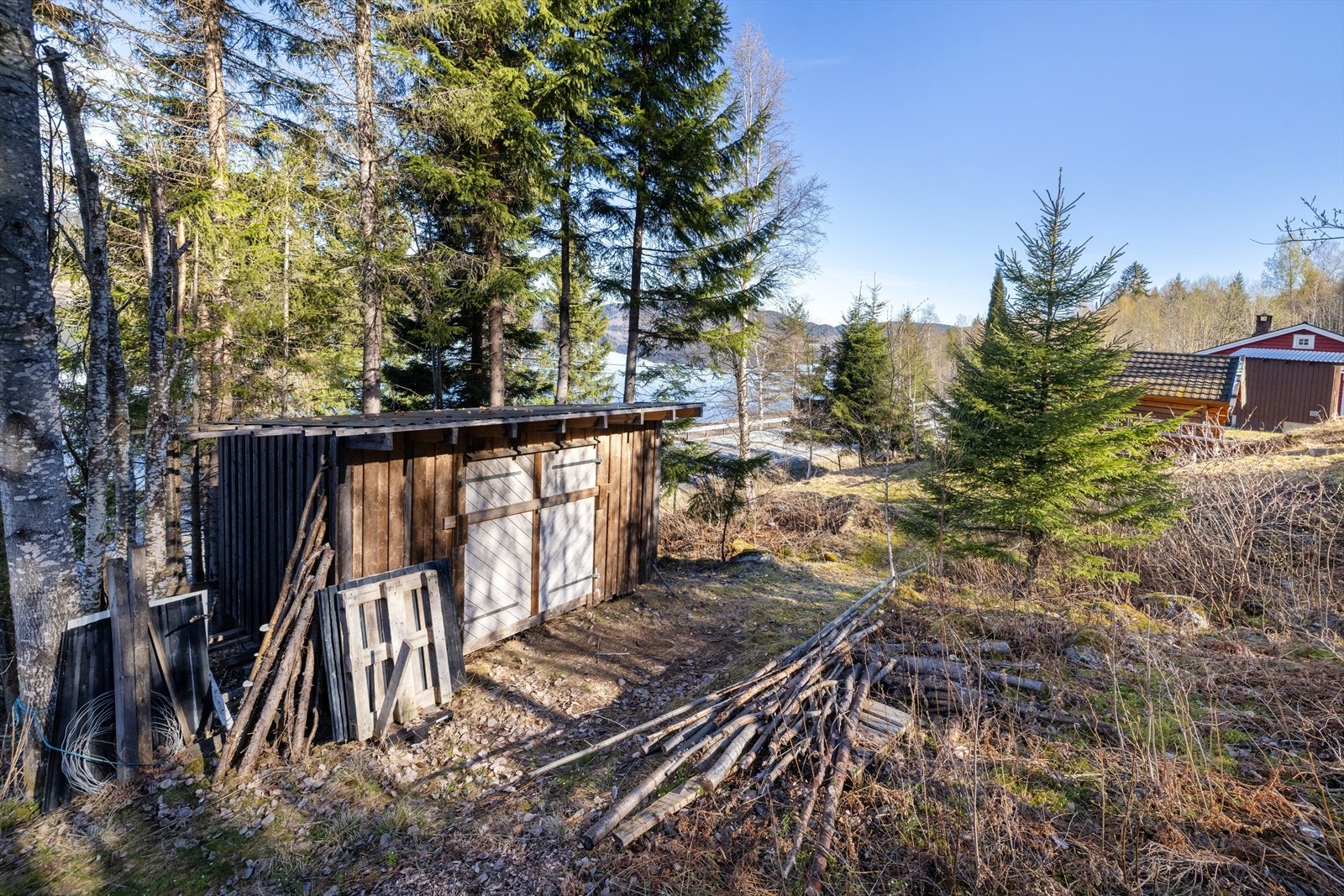 Et eldre uthus på tomten gir ytterligere lagringsmuligheter. Galleribilde