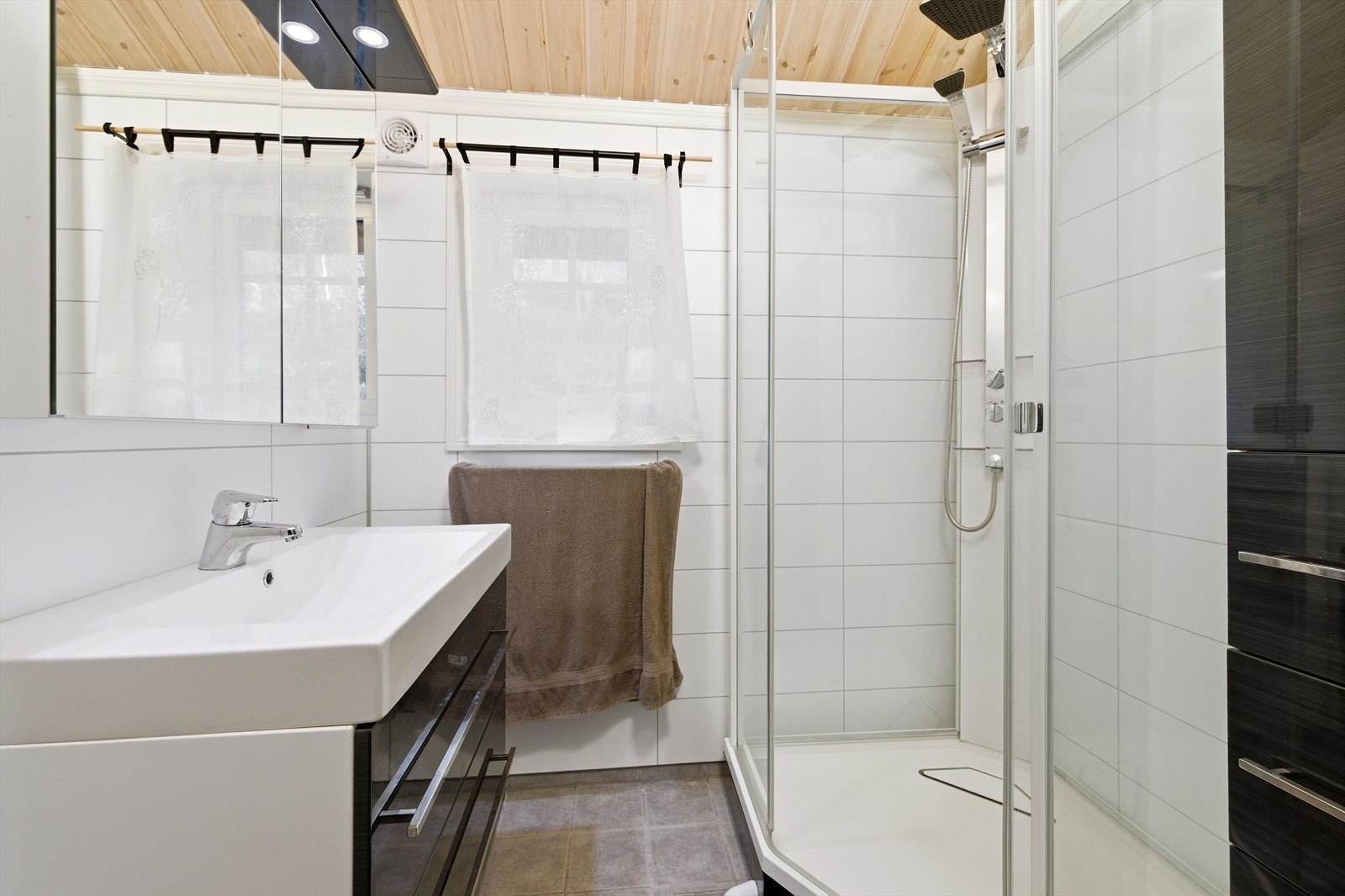 Badet fra 2013 har flislagte overflater, elektrisk gulvvarme og dusjkabinett. Galleribilde