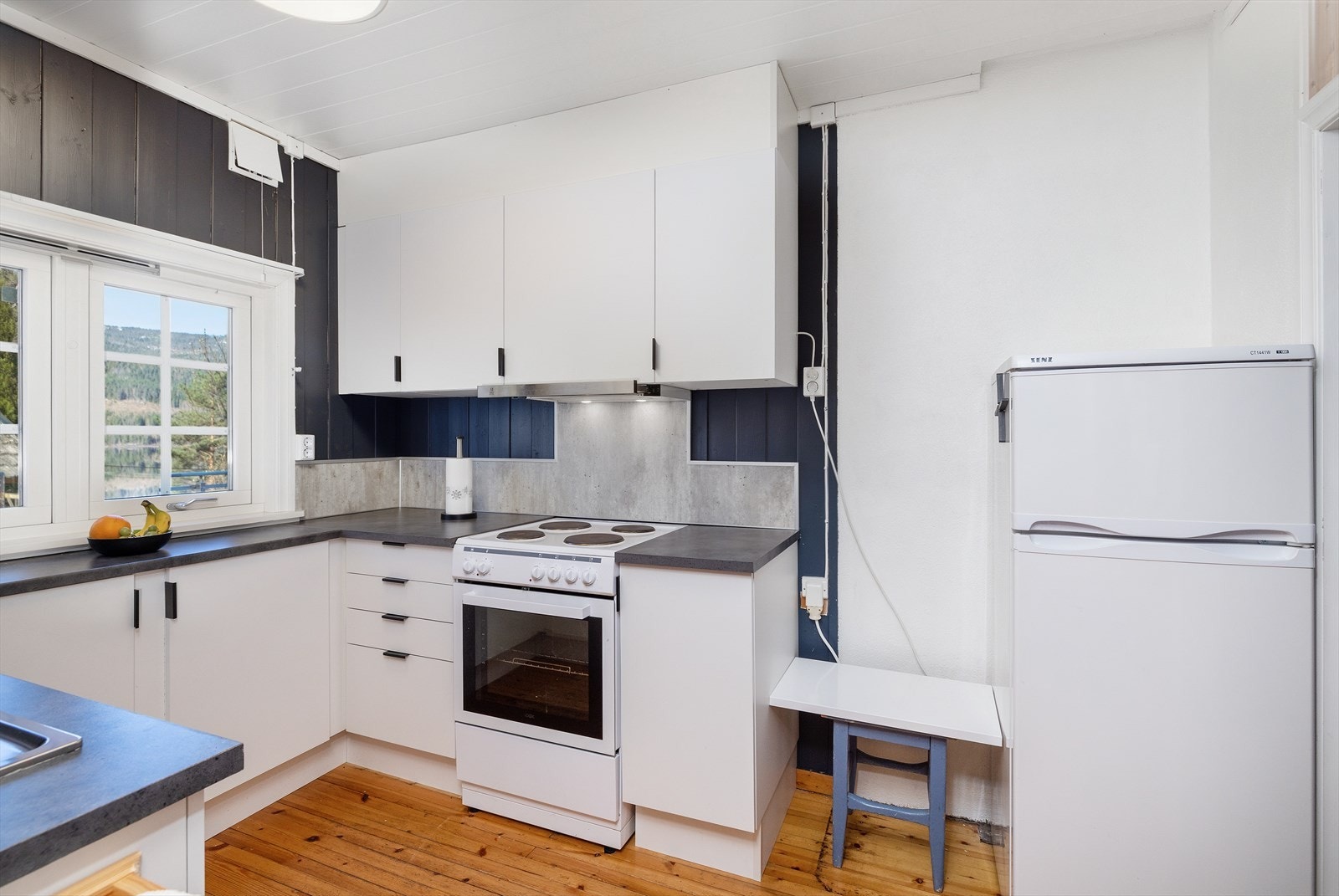 Kjøkkenet er utstyrt med ventilator med avtrekk ut og er klargjort for frittstående hvitevarer. Galleribilde