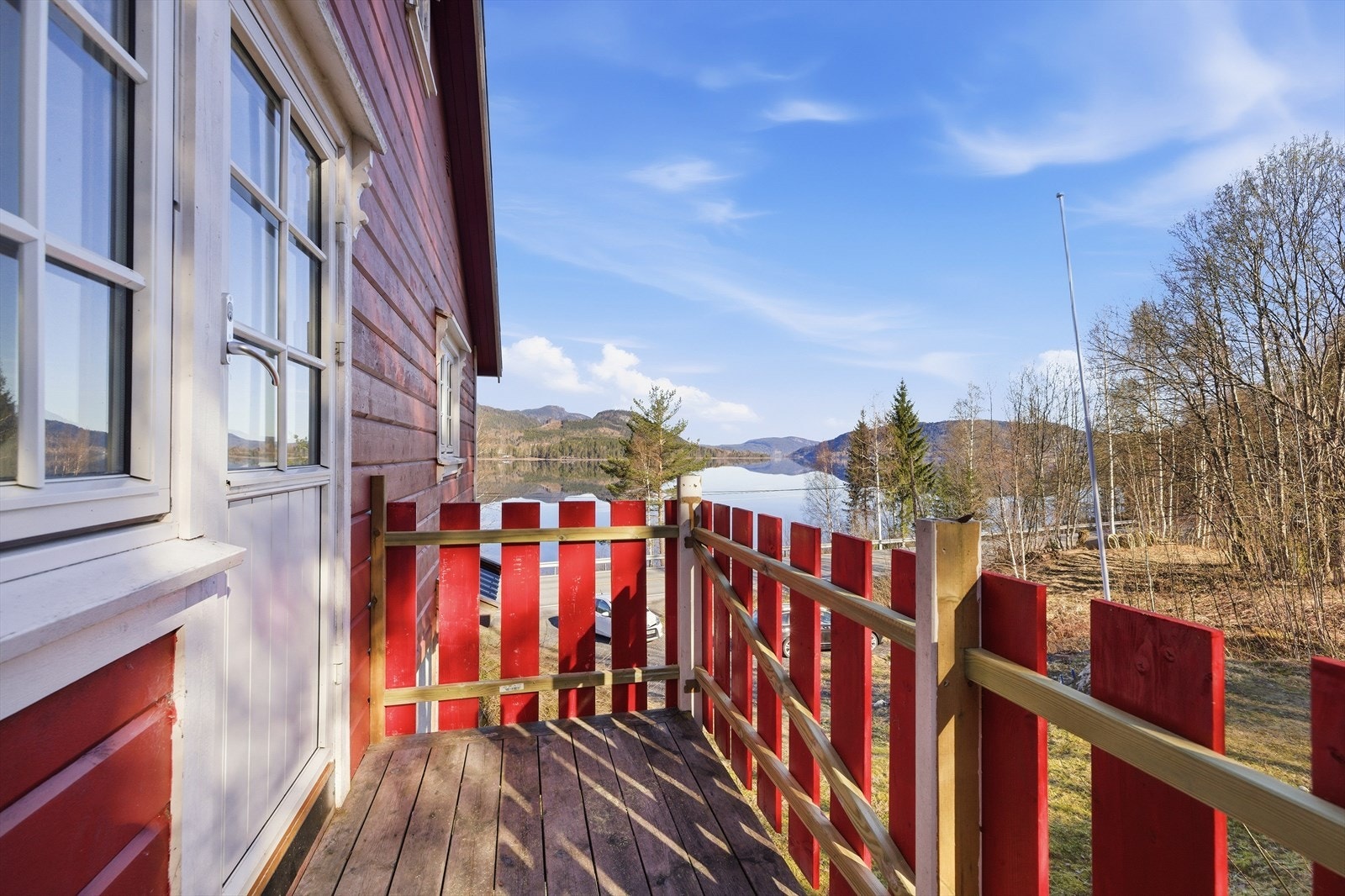 Utenfor det ene soverommet er det en egen veranda med utsikt mot Sperillen. Galleribilde