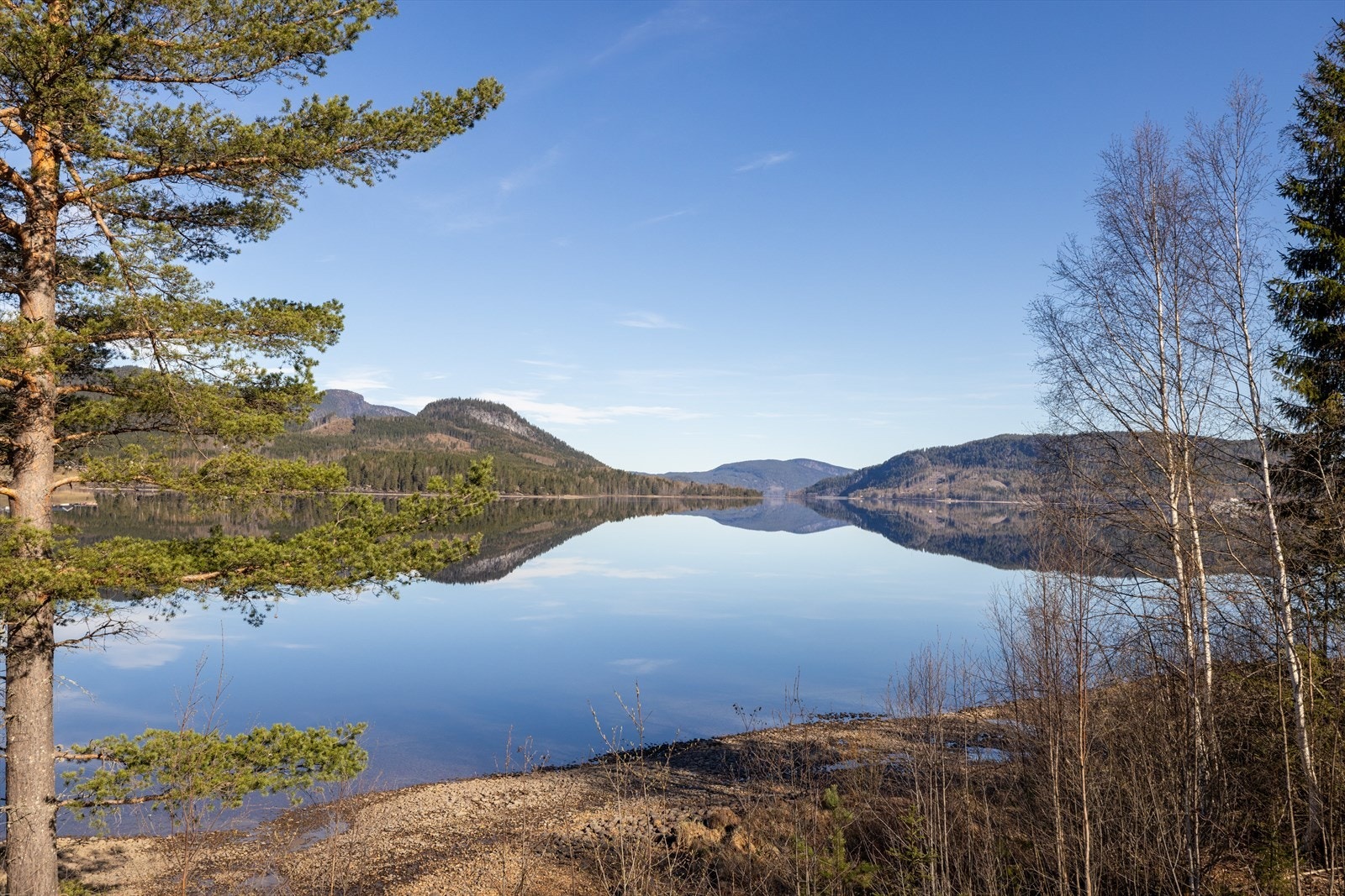 Her kan man nyte rolige dager med utsikt over Sperillen, med kort vei til både golfbane og alpinbakke. Galleribilde