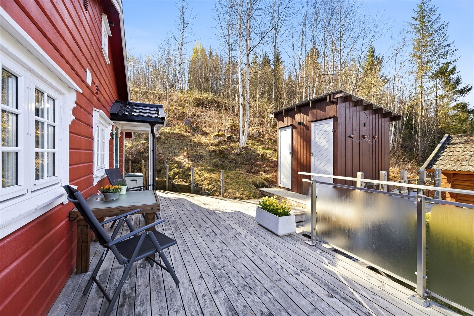 Den store terrassen på ca. 35 m² gir rikelig med plass for utemøbler og sosialt samvær. Galleribilde
