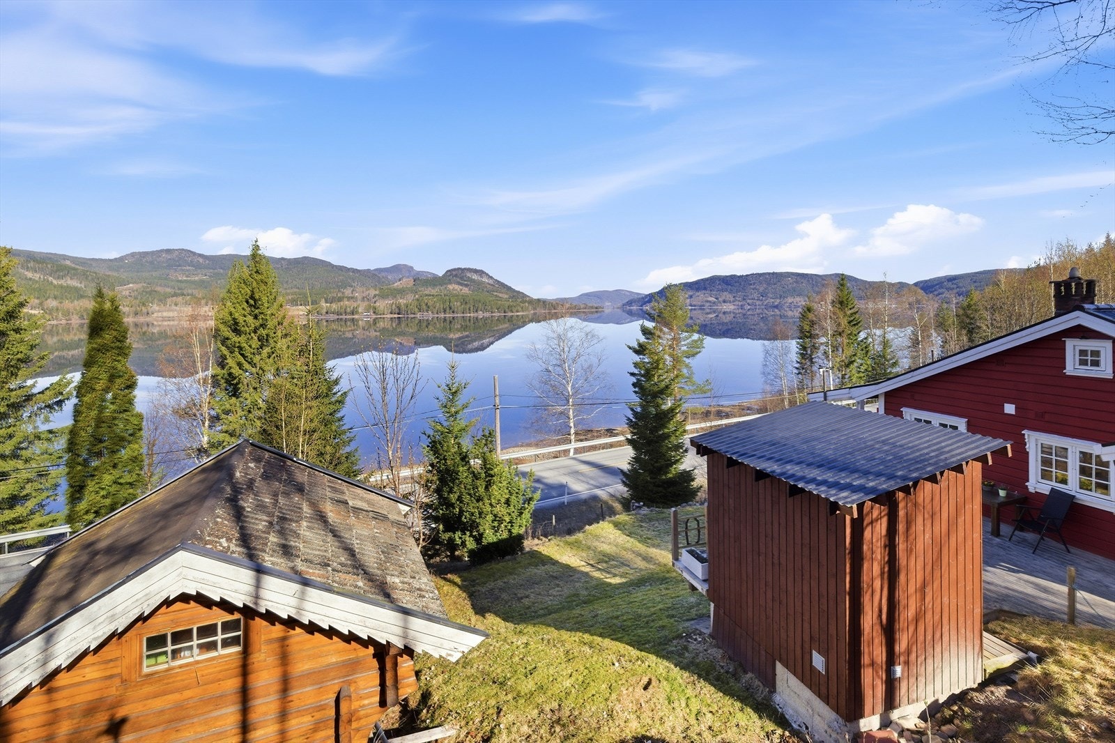 Eiendommen ligger på en flat til skrånende tomt, opparbeidet med gruslagt gårdsplass og naturtomt. Galleribilde
