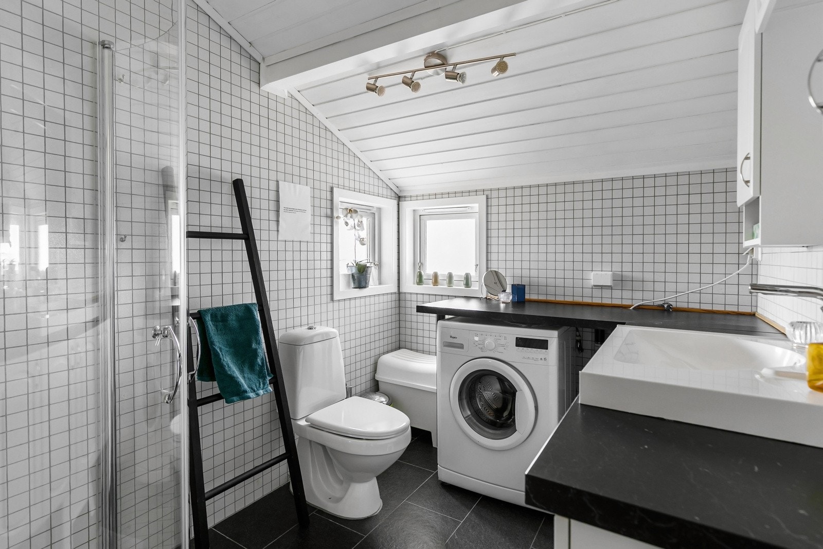 Flislagt bad med varme i gulv. Toalettet blir kun brukt som urinal. Gråvann i grunn. Galleribilde
