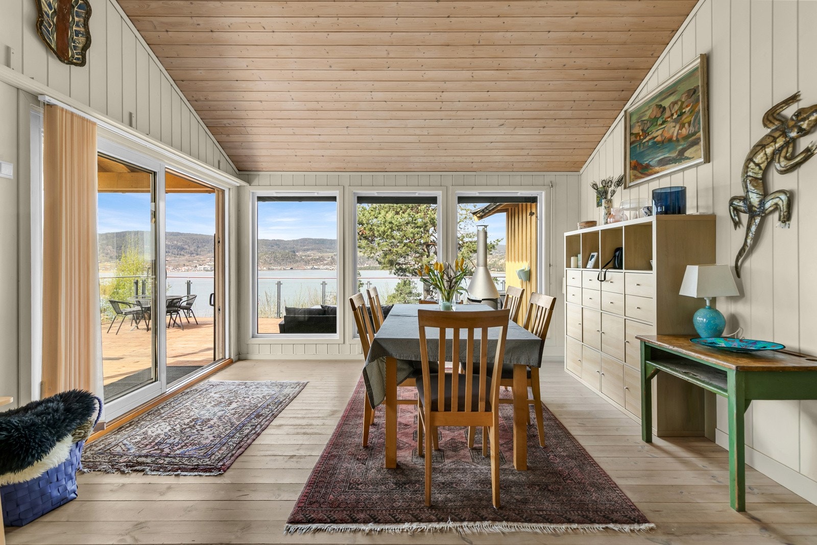 Lys og luftig stue/spisestue med store vindusflater som gir rikelig med naturlig lys. Galleribilde