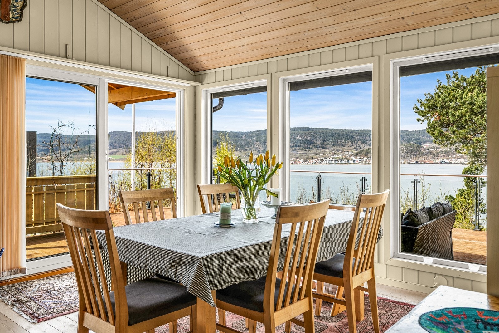 Skyvedør fra spisestuen til terrassen på hele 92 kvm. Galleribilde