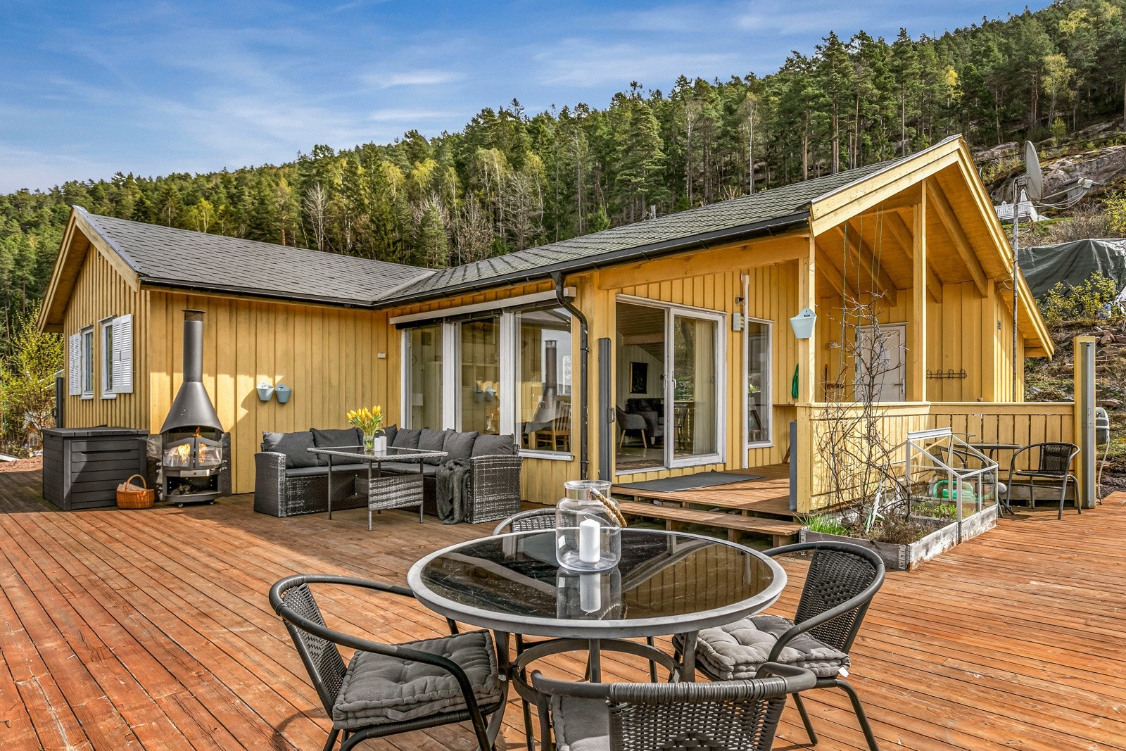 Meget romslig terrasse på 92 kvm med sol fra morgen til kveld. Galleribilde