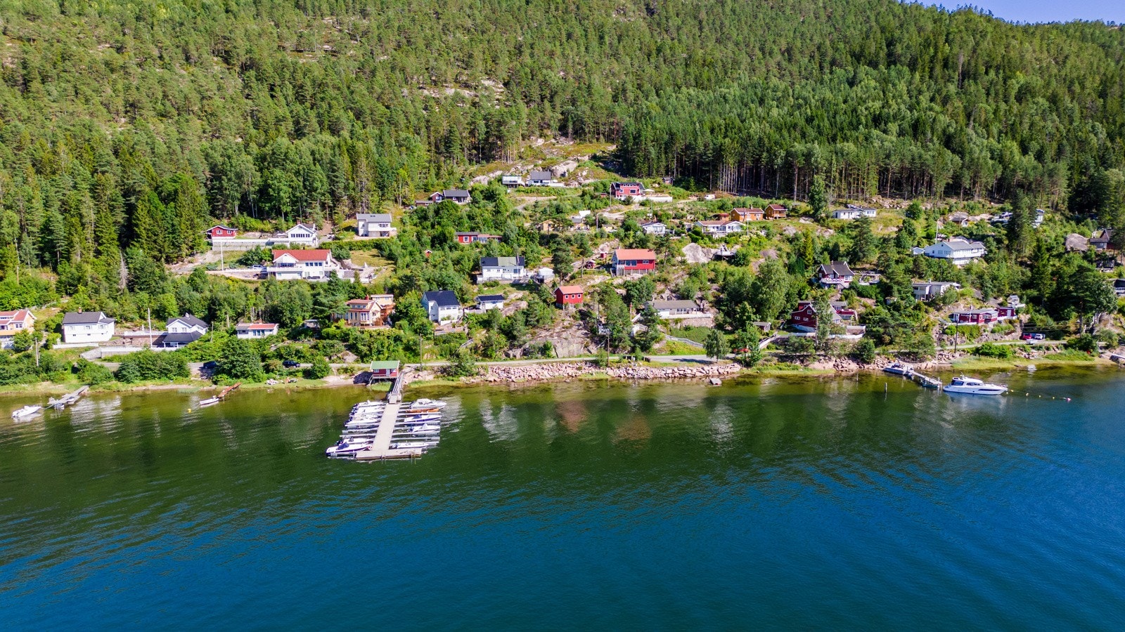 Hytta ligger i et barnevennlig område. Kyststi til Holmsbu. Galleribilde
