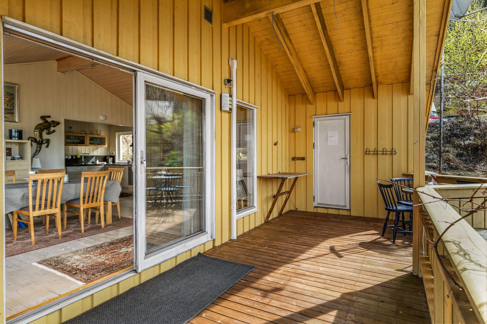 Delvis overbygget terrasse. Galleribilde