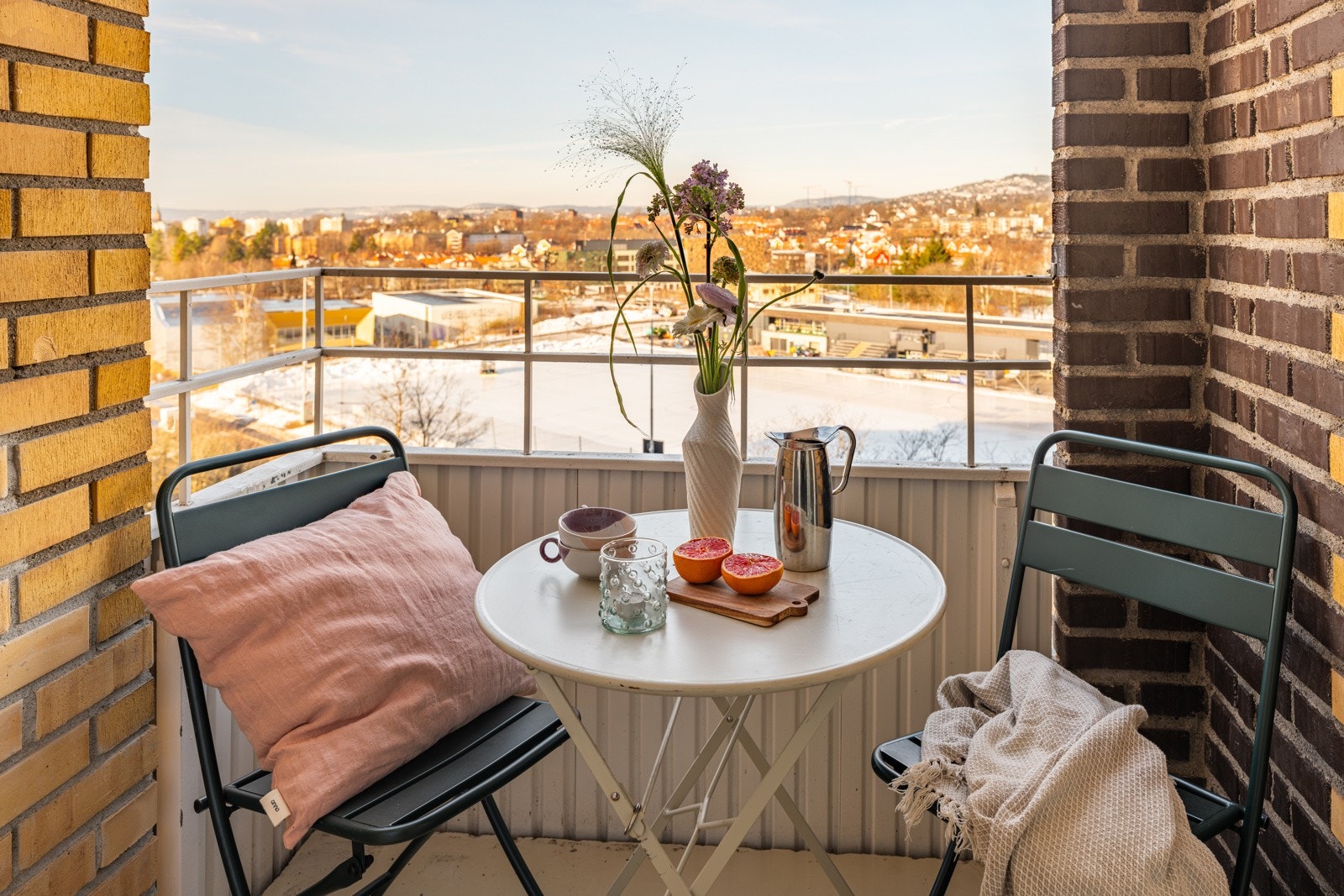 Fra stuen har du utgang til en solrik vestvendt balkong på ca. 3m². Balkongen er overbygget, har støpt betongdekke på gulv og plass til et hyggelig kafésett. Galleribilde