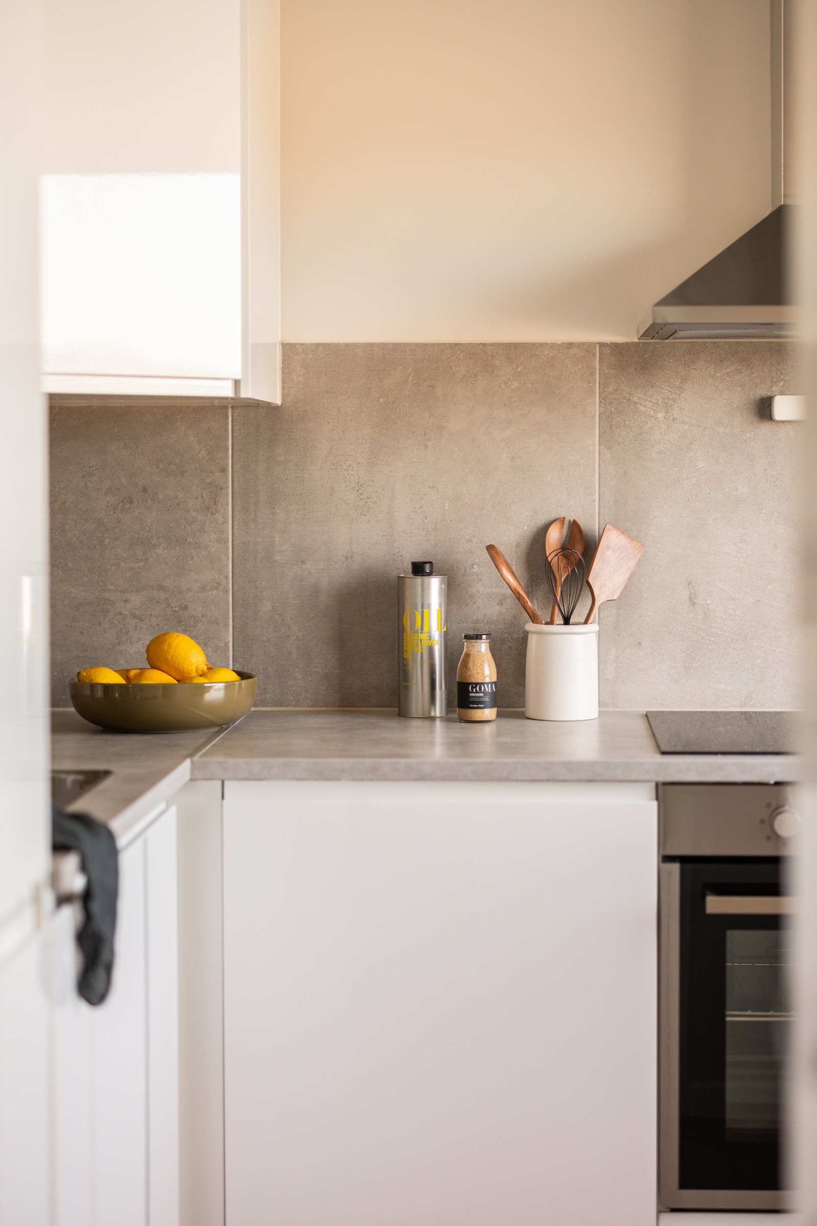 Lys og moderne kjøkkeninnredning fra Ikea som var ny i 2020. Innredningen har hvite glatte fronter, og laminert benkeplate med nedfelt oppvaskkum. Galleribilde