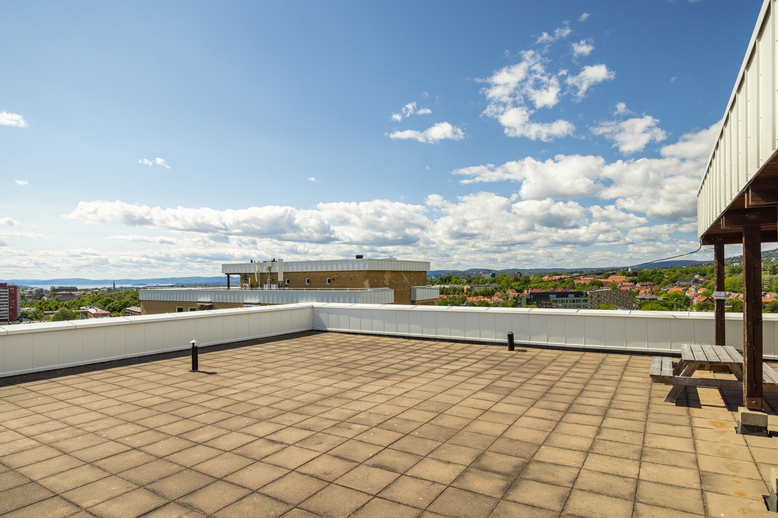 Som beboer har du også tilgang til en stor felles takterrasse med optimale solforhold og fantastisk utsikt! Galleribilde