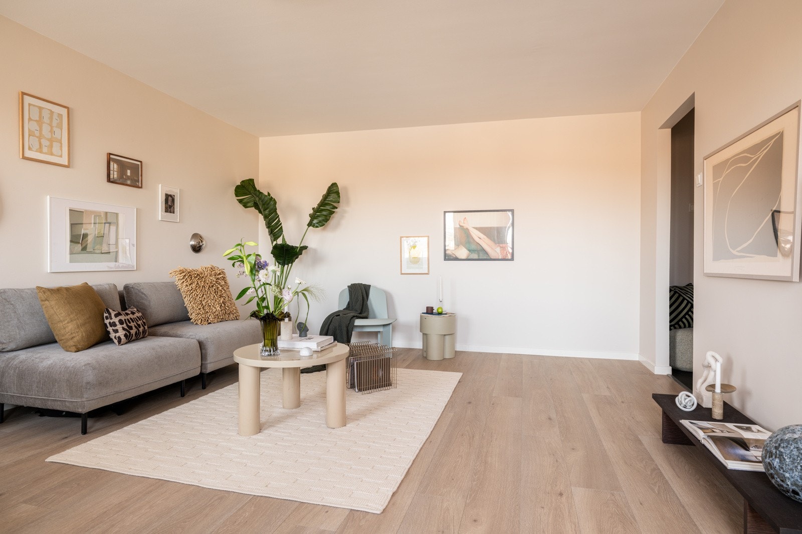 Stuen er romslig med god plass til både sofagruppe med salongbord, mediemøblement med tv, spisebord og en seng. Galleribilde