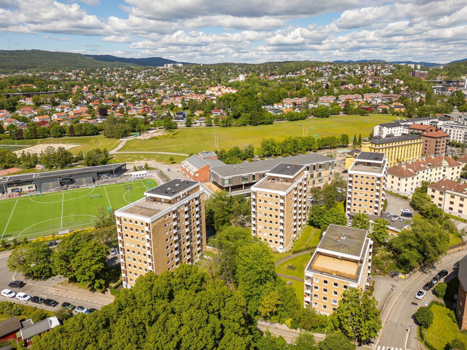 Leiligheten ligger sentralt til i et attraktivt boligområde på Bjølsen, nær Nydalen og Sagene. Det er flere koselige og populære kaféer og spisesteder i umiddelbar nærhet, samt gangavstand til BI og Storo Storsenter. Galleribilde