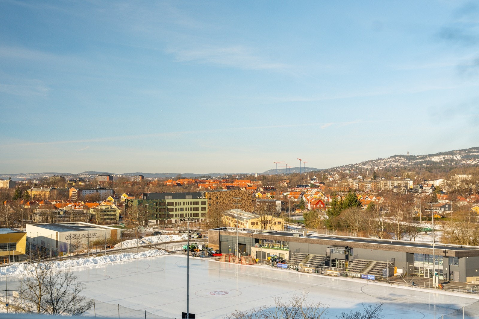Her sitter du høyt, fritt og solrikt med nydelig utsikt over Voldsløkka, videre nedover byen og opp mot Holmenkollen. Galleribilde