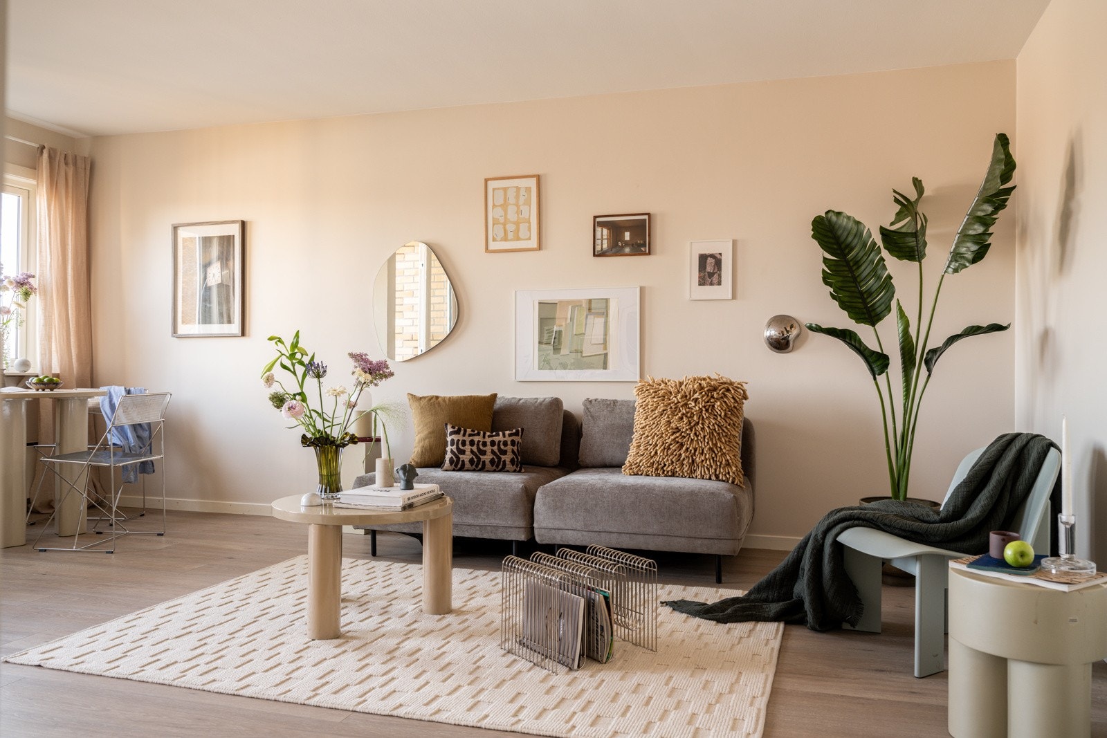 God standard med moderne enstavs laminat fra 2020 på gulv og glatte overflater malt i en fin lys farge. Galleribilde