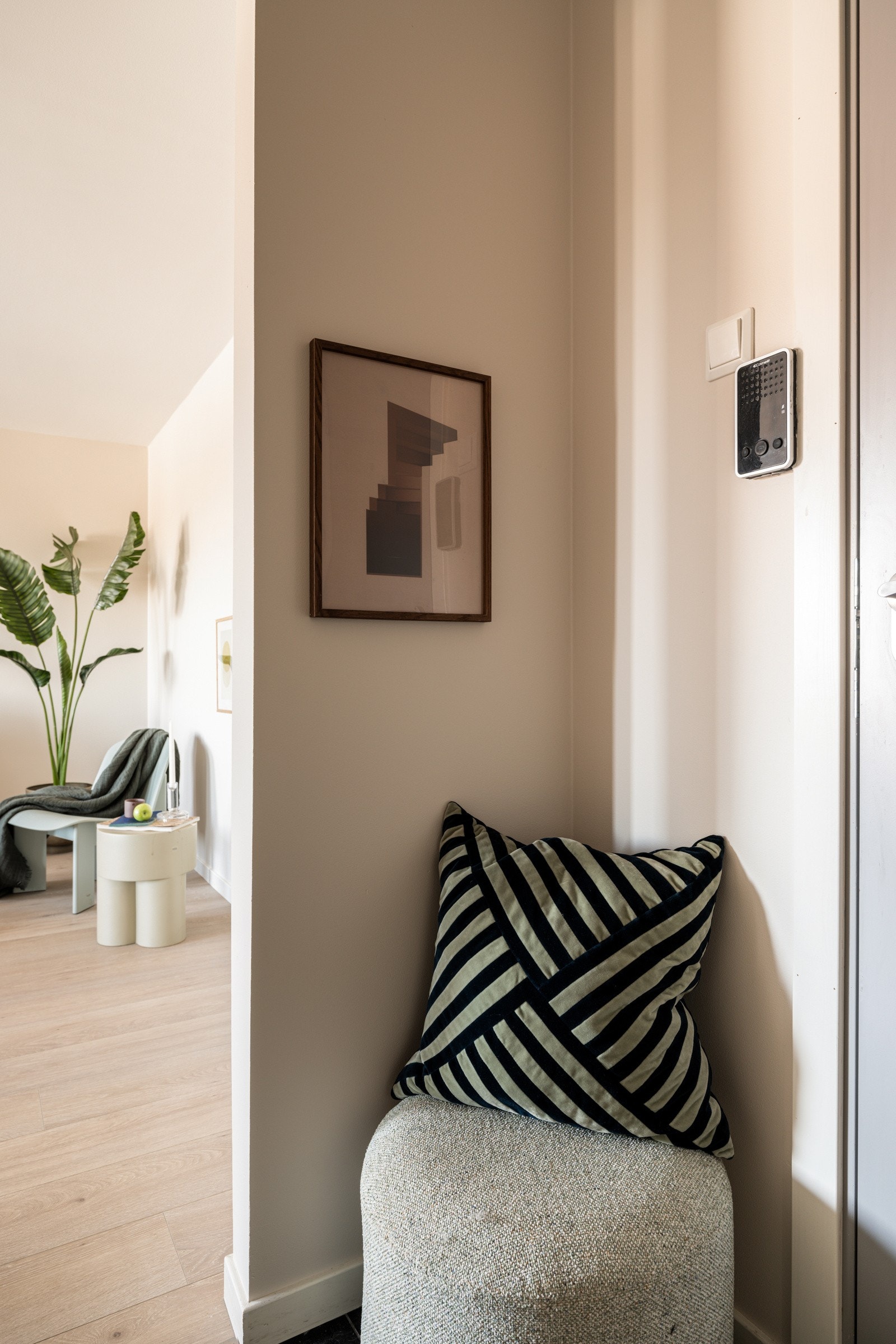 Du tar deg opp til leiligheten i byggets 7. etasje via felles trapperom med heis. Galleribilde