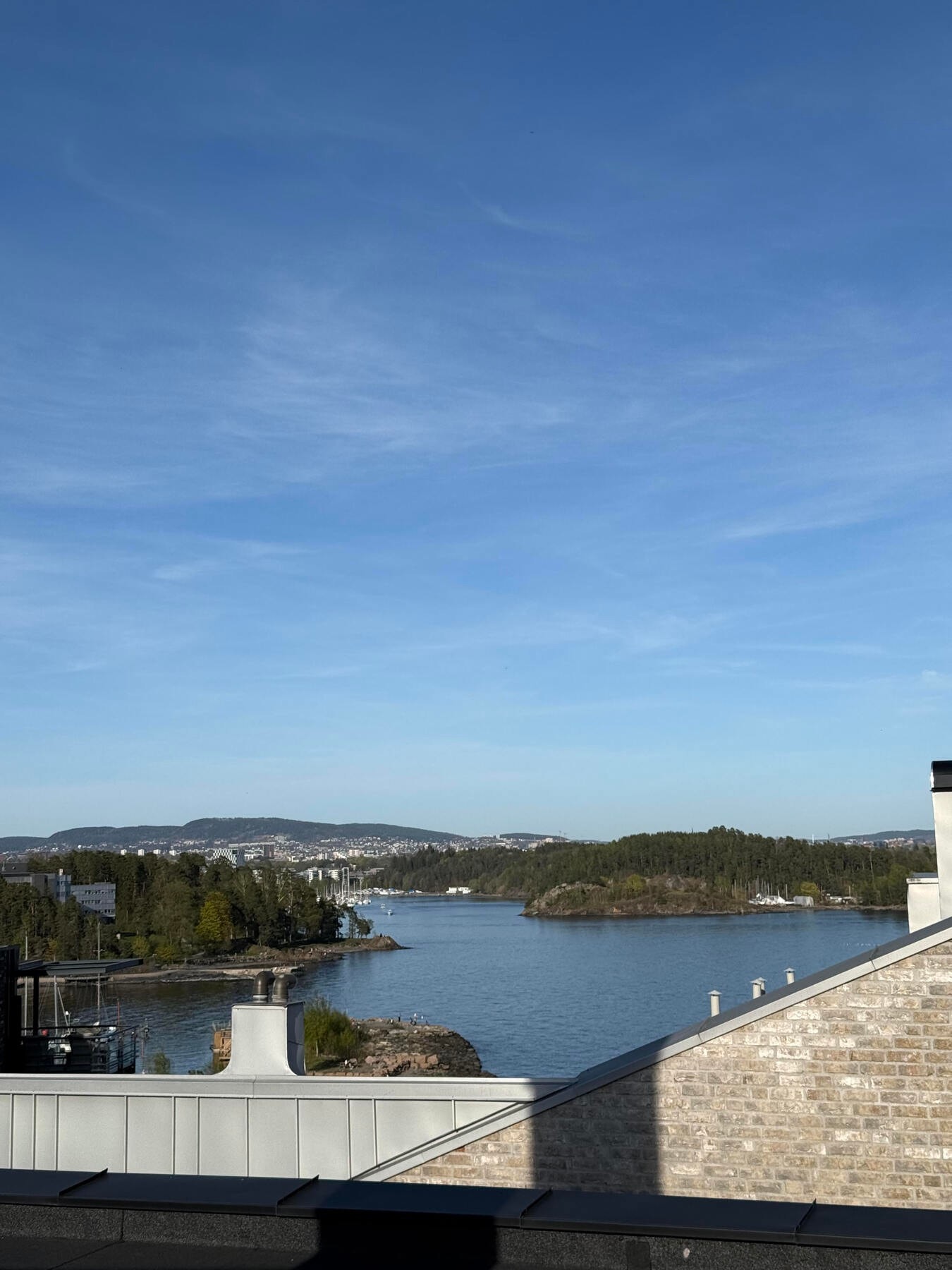 Fra takterrassen har man idyllisk sjøutsikt, og fantastiske solforhold. Galleribilde