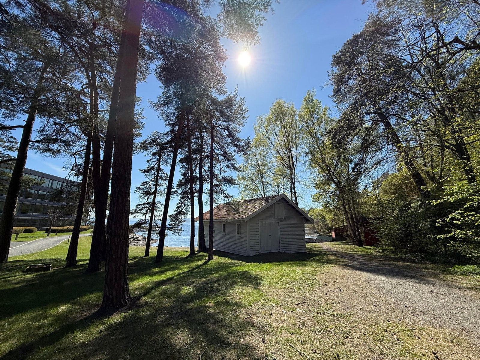For den som er glad i friluftsliv og strandliv, er det kort gangavstand til Sollerudstranda på andre siden av Lysakerelva, samt badestranden på Godthaab som ligger like syd for sameiet. Galleribilde