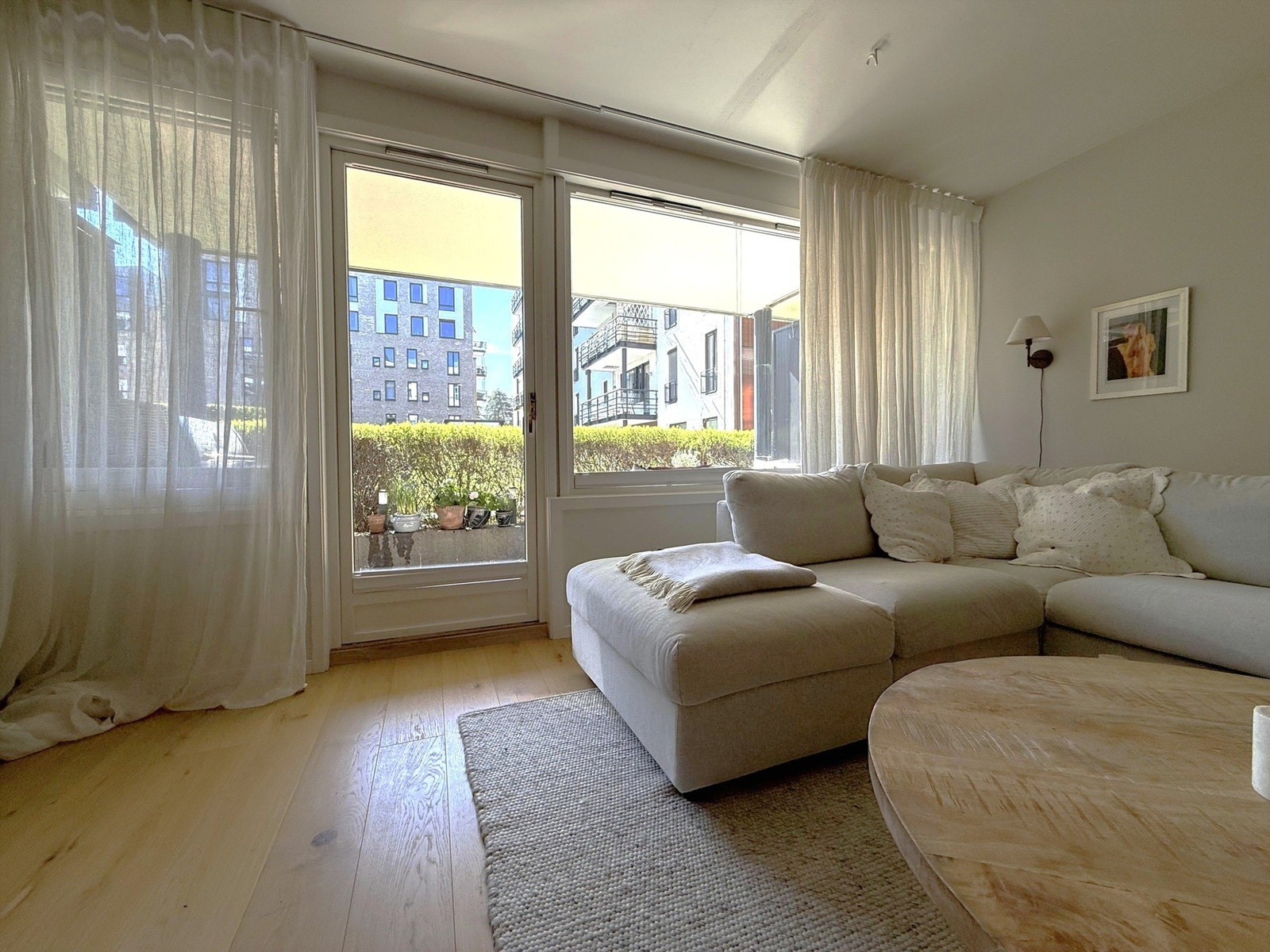 Fra stuen er det utgang til boligens nydelig uteplass. Galleribilde