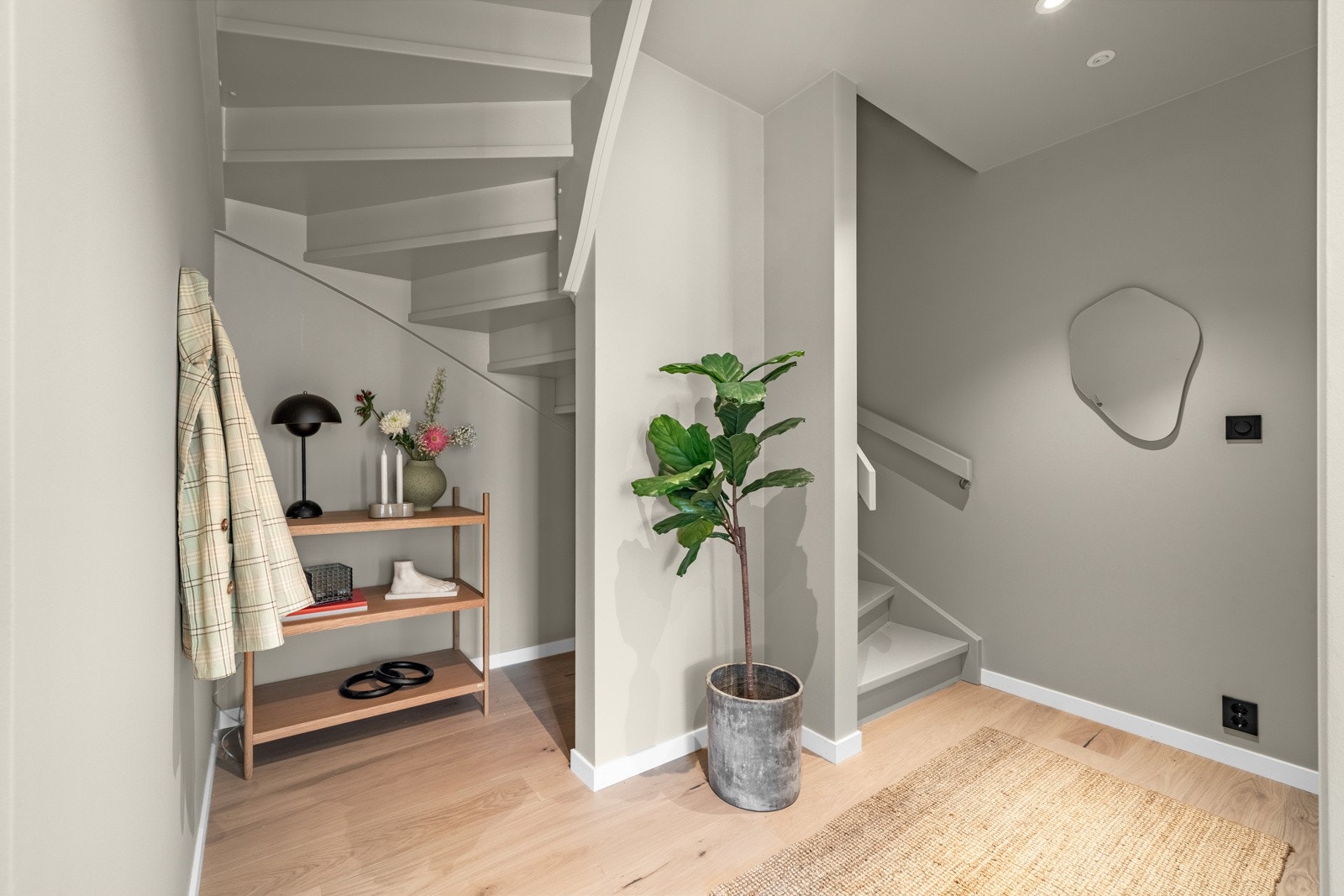 Oppbevaringsmuligheter under trapp. Galleribilde