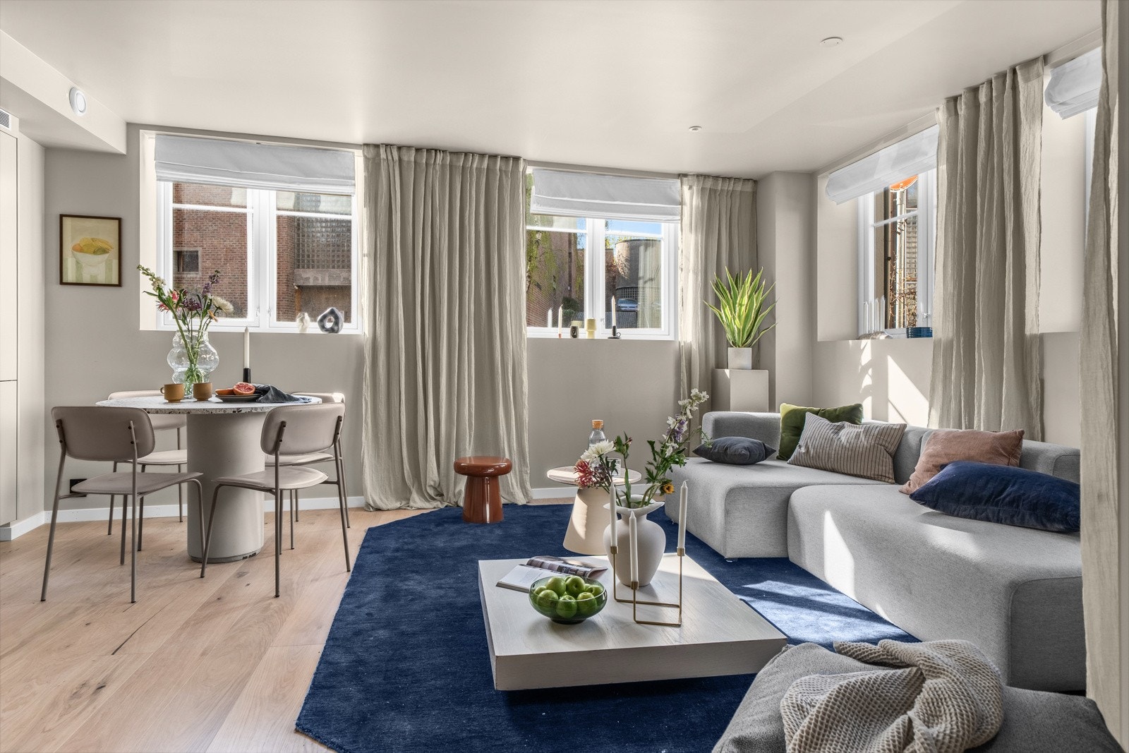 Leiligheten levers med en stavs eikeparkett med vannbåren varme i gulv. Galleribilde