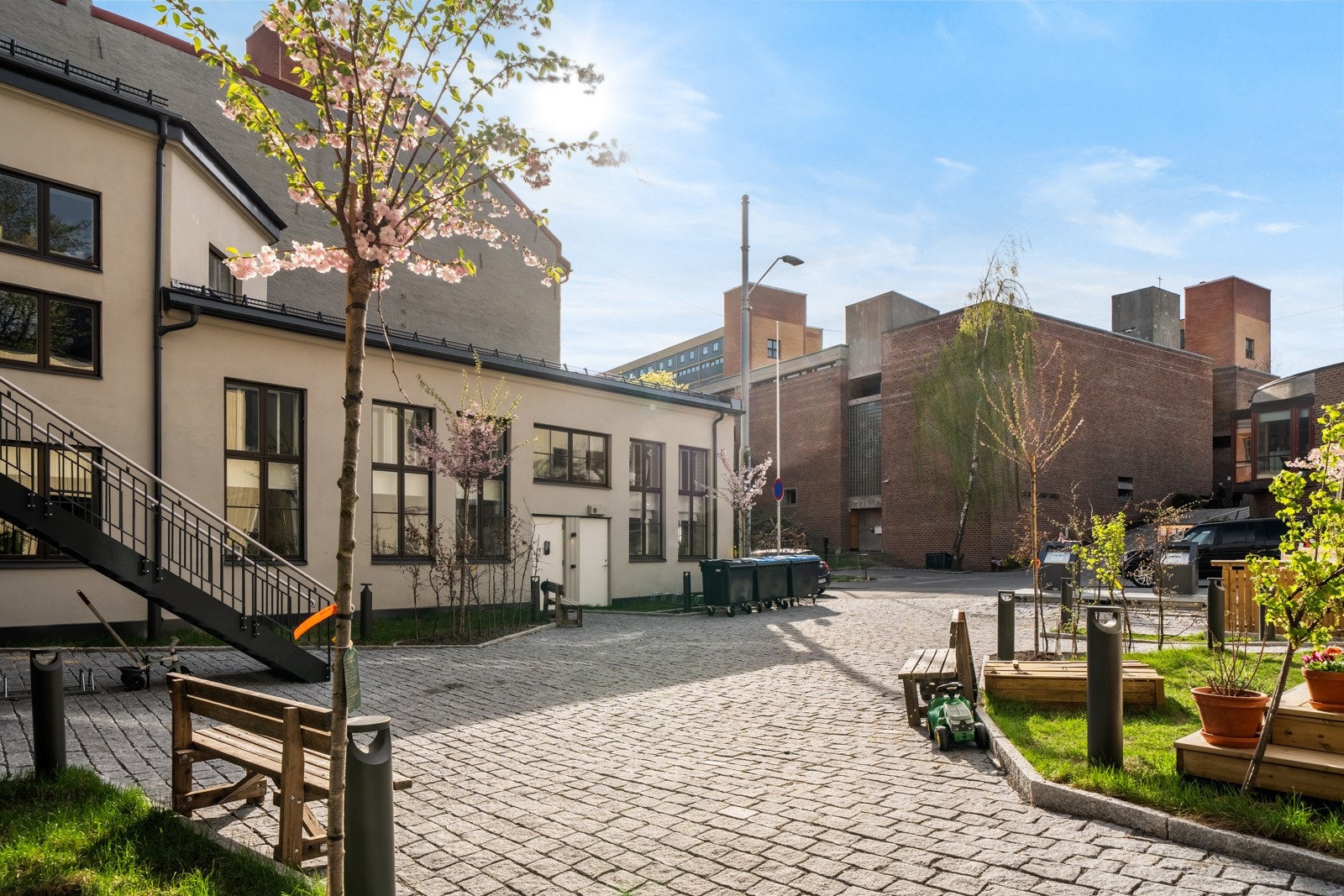 Pent opparbeidet gårdsrom. Galleribilde