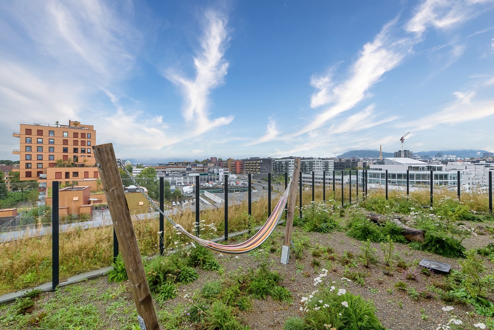 På toppen av bygget finner du en flott takterrasse med sol fra morgen til kveld, utsikt, sittegrupper og hengekøye. Galleribilde