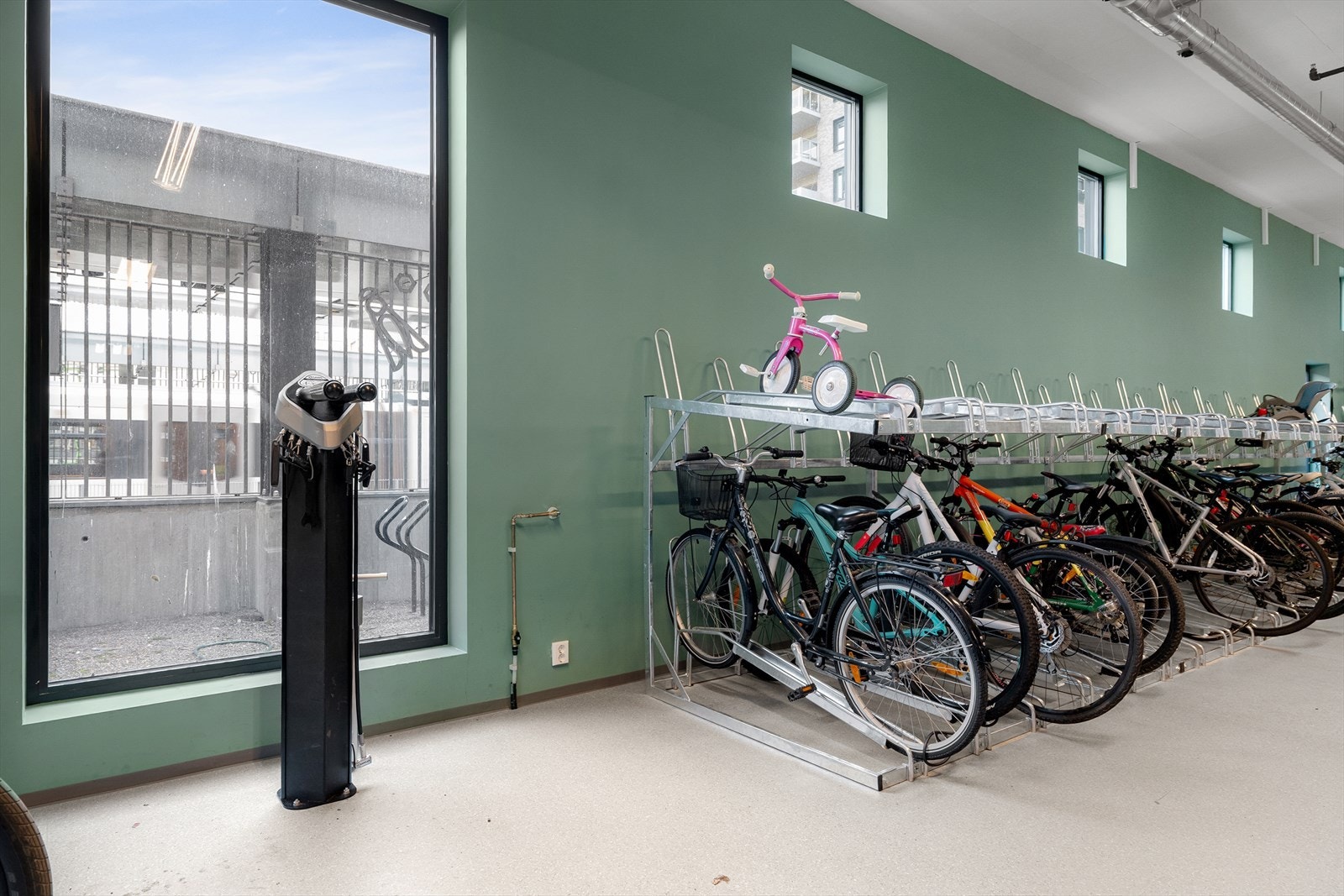Her finner du også et moderne sykkelrom med bl.a. sykkelpumpe, og vannstasjon som gjør det enkelt å vaske sykkelen etter en tur i marka. Galleribilde